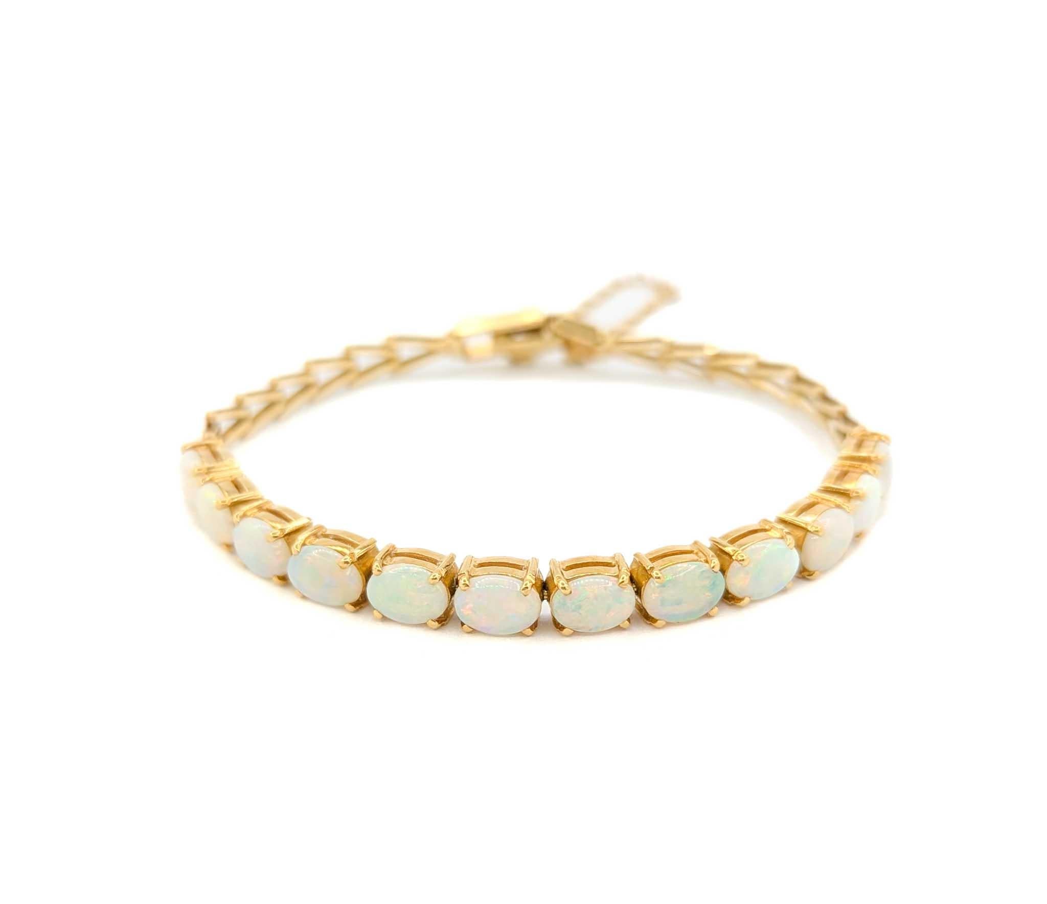 Australisches Armband aus 18 Karat Gold mit geflammtem Opal-Cabochon 6