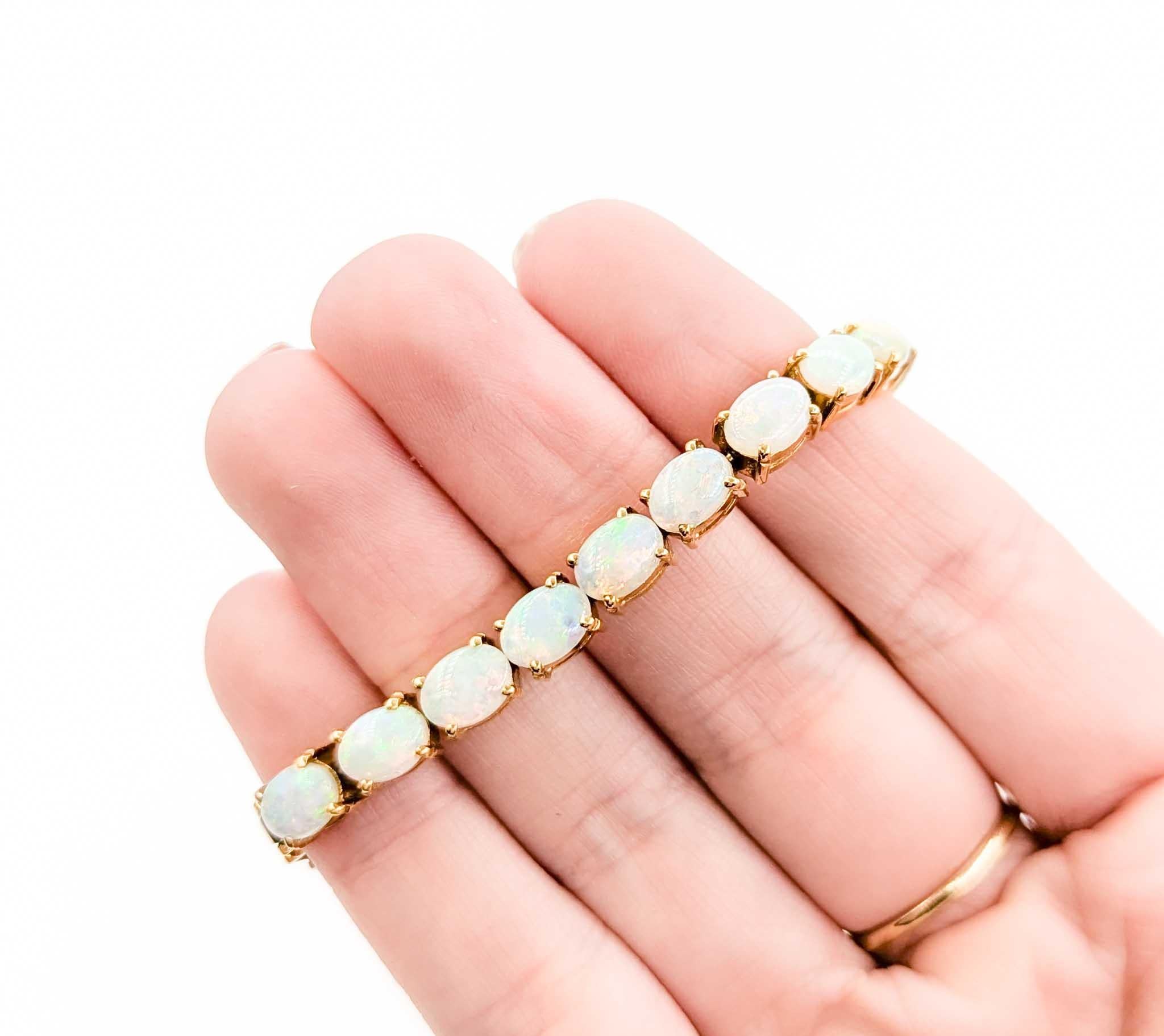 Australisches Armband aus 18 Karat Gold mit geflammtem Opal-Cabochon 7
