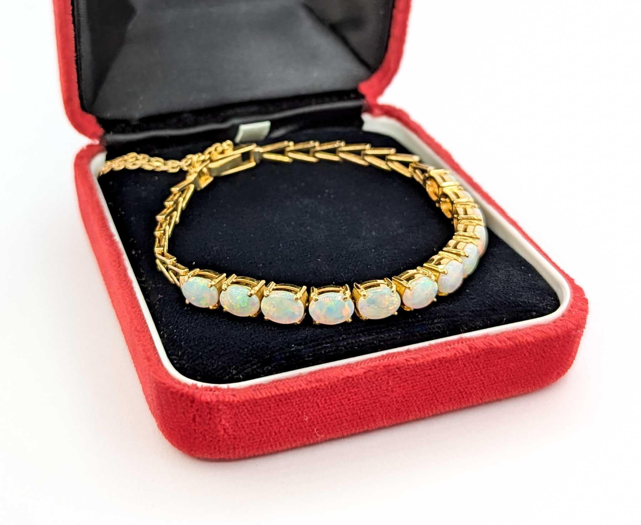 Australisches Armband aus 18 Karat Gold mit geflammtem Opal-Cabochon 10