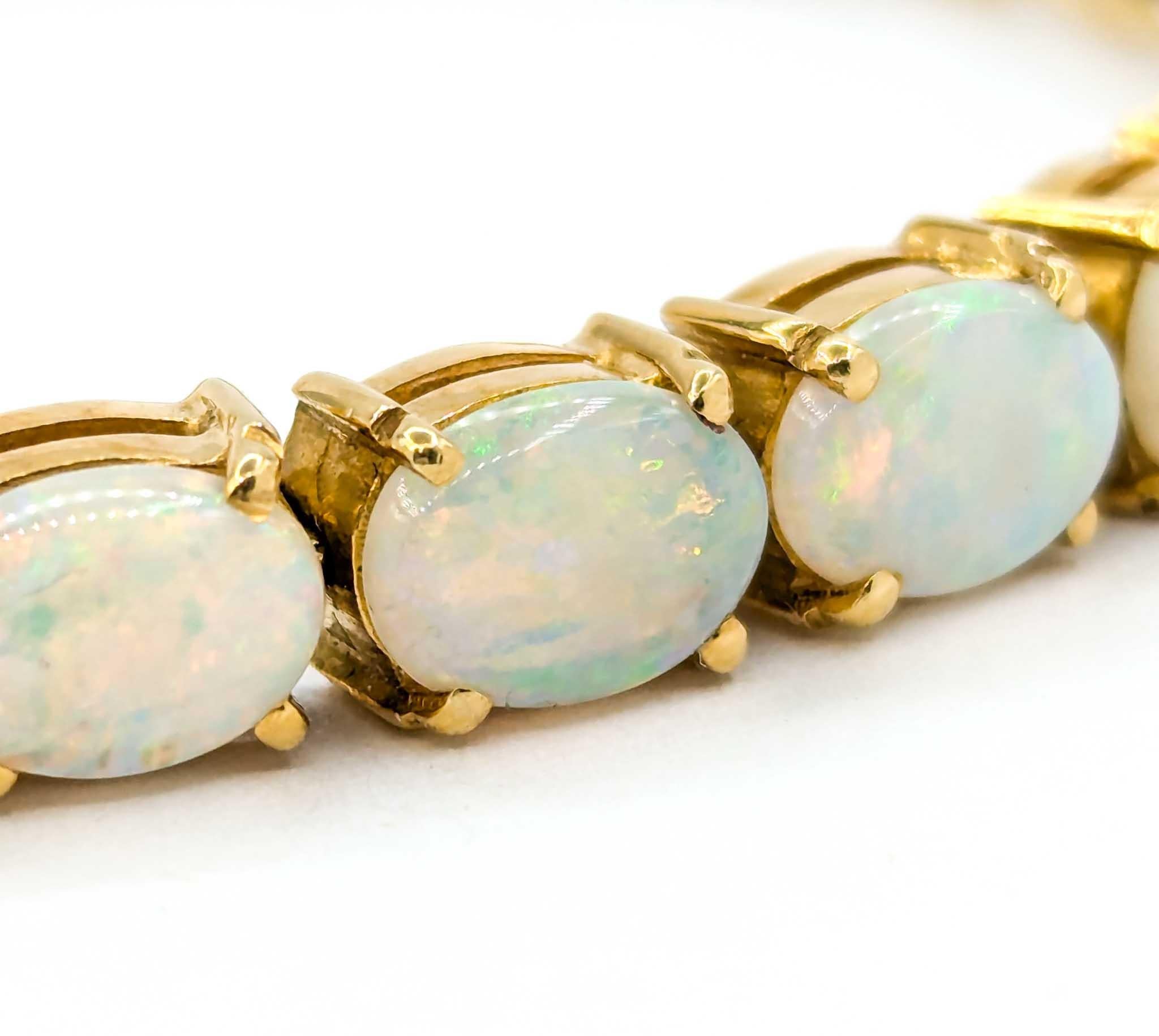 Australisches Armband aus 18 Karat Gold mit geflammtem Opal-Cabochon 4