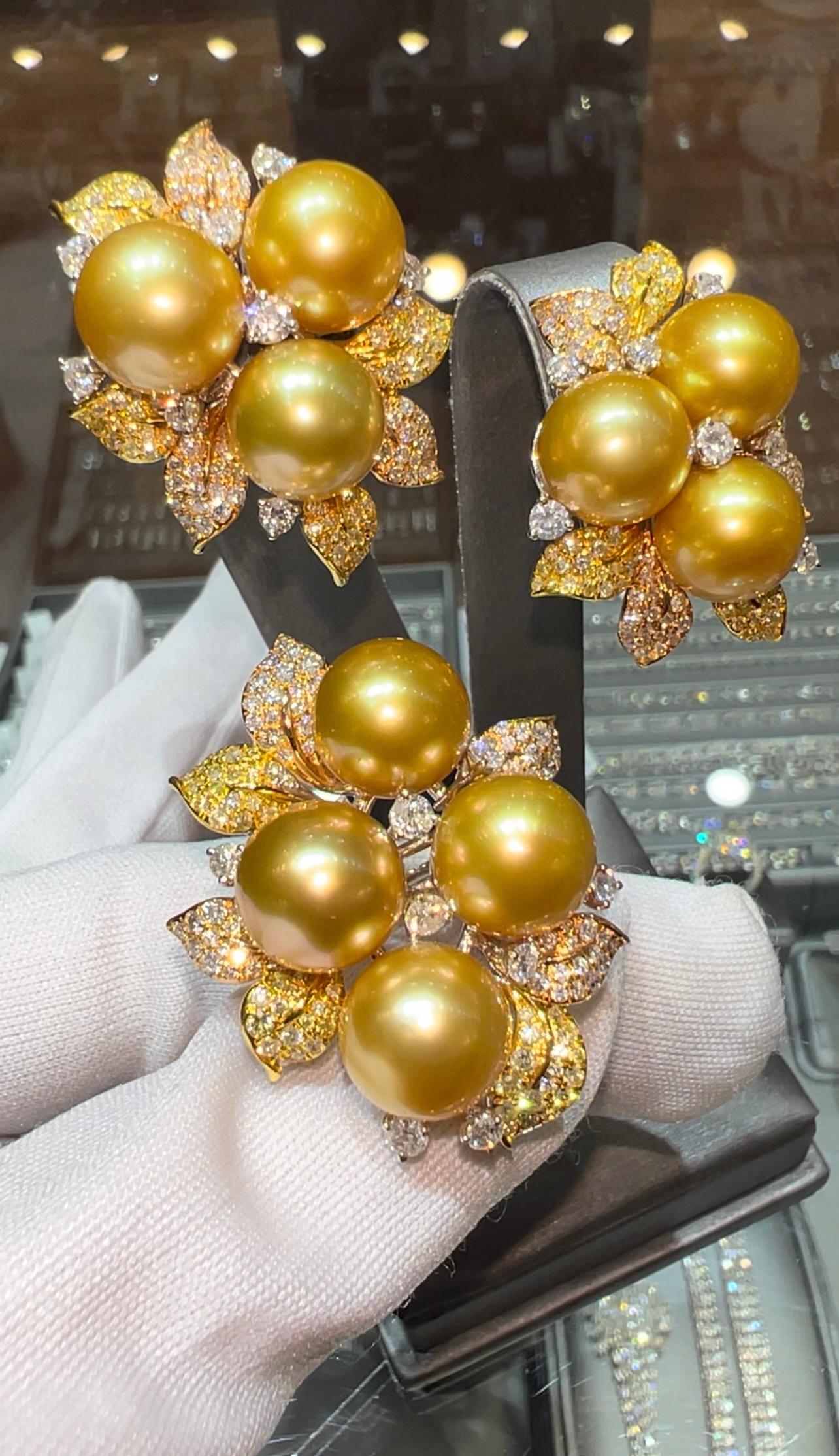 Artista Orecchini a grappolo di perle australiane dorate dei mari del sud con diamanti bianchi e gialli a 18 carati in vendita
