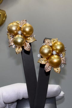 Boucles d'oreilles imposantes à motif floral, ornées d'une perle dorée des mers du Sud et de diamants, en or tricolore 18 carats