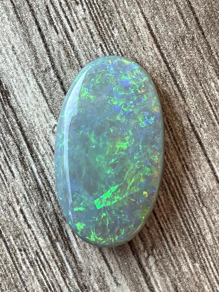 Australian Green Opal 12.10 Ct Oval Cabochon Natural Gemstone Broadflash Pattern For Sale 2
