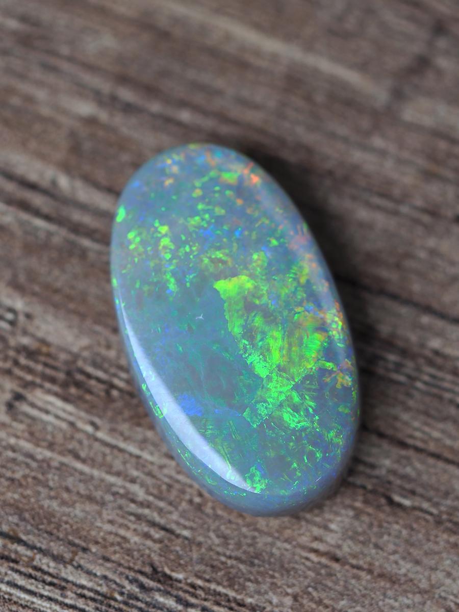 Australian Green Opal 12.10 Ct Oval Cabochon Natural Gemstone Broadflash Pattern For Sale 4