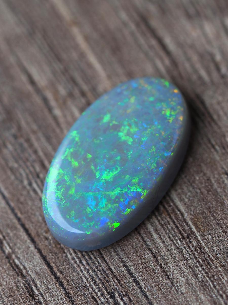 Australian Green Opal 12.10 Ct Oval Cabochon Natural Gemstone Broadflash Pattern For Sale 5