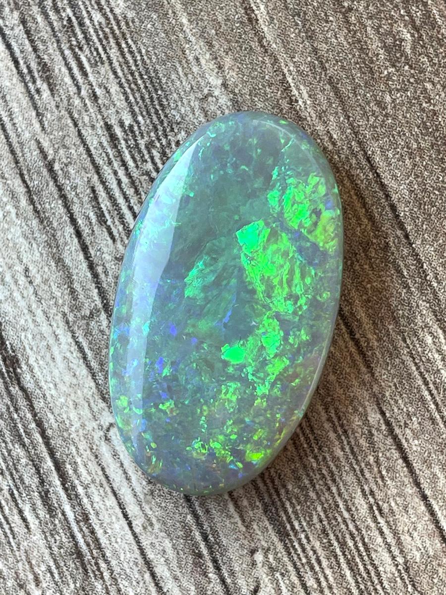 Australian Green Opal 12.10 Ct Oval Cabochon Natural Gemstone Broadflash Pattern For Sale 1