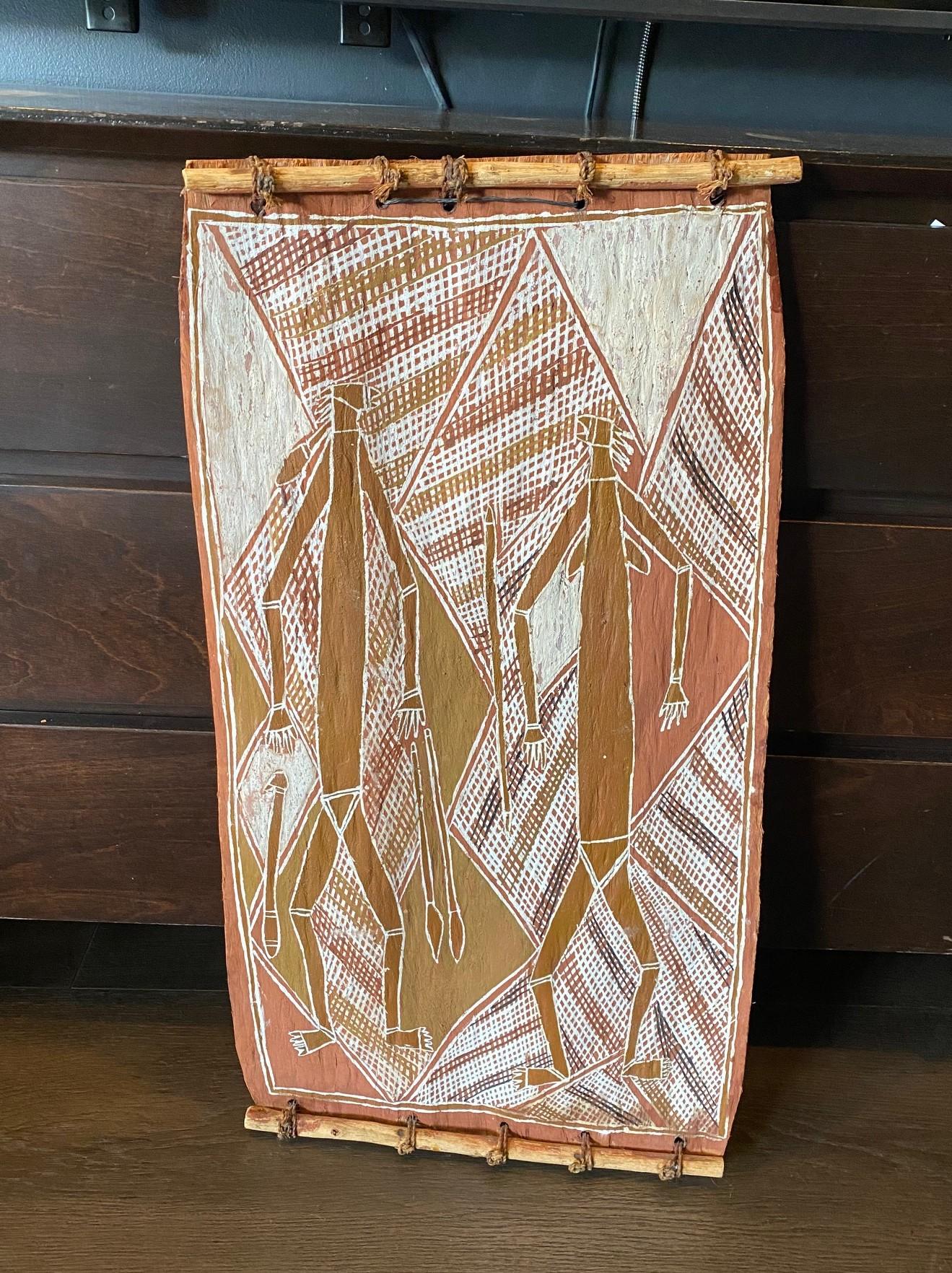 Ein wundervolles, einzigartiges und sehr einnehmendes Originalgemälde der australischen Aborigines, das zwei Mimi-Geistfiguren zeigt. Das Gemälde ist mit natürlichen Erdpigmenten hergestellt, die von Hand auf natürliche Eukalyptusholzrinde gemalt