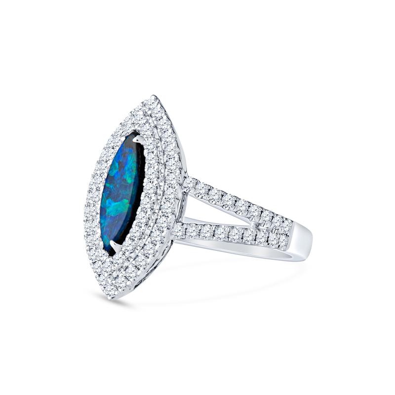 Dieser exquisite Ring präsentiert einen fesselnden blau/grünen Opal im Marquiseschliff von 0,47 ct, der elegant von einem doppelten Halo aus funkelnden weißen Diamanten von 0,46 ct umgeben ist. Der aus luxuriösem 18-karätigem Gold gefertigte