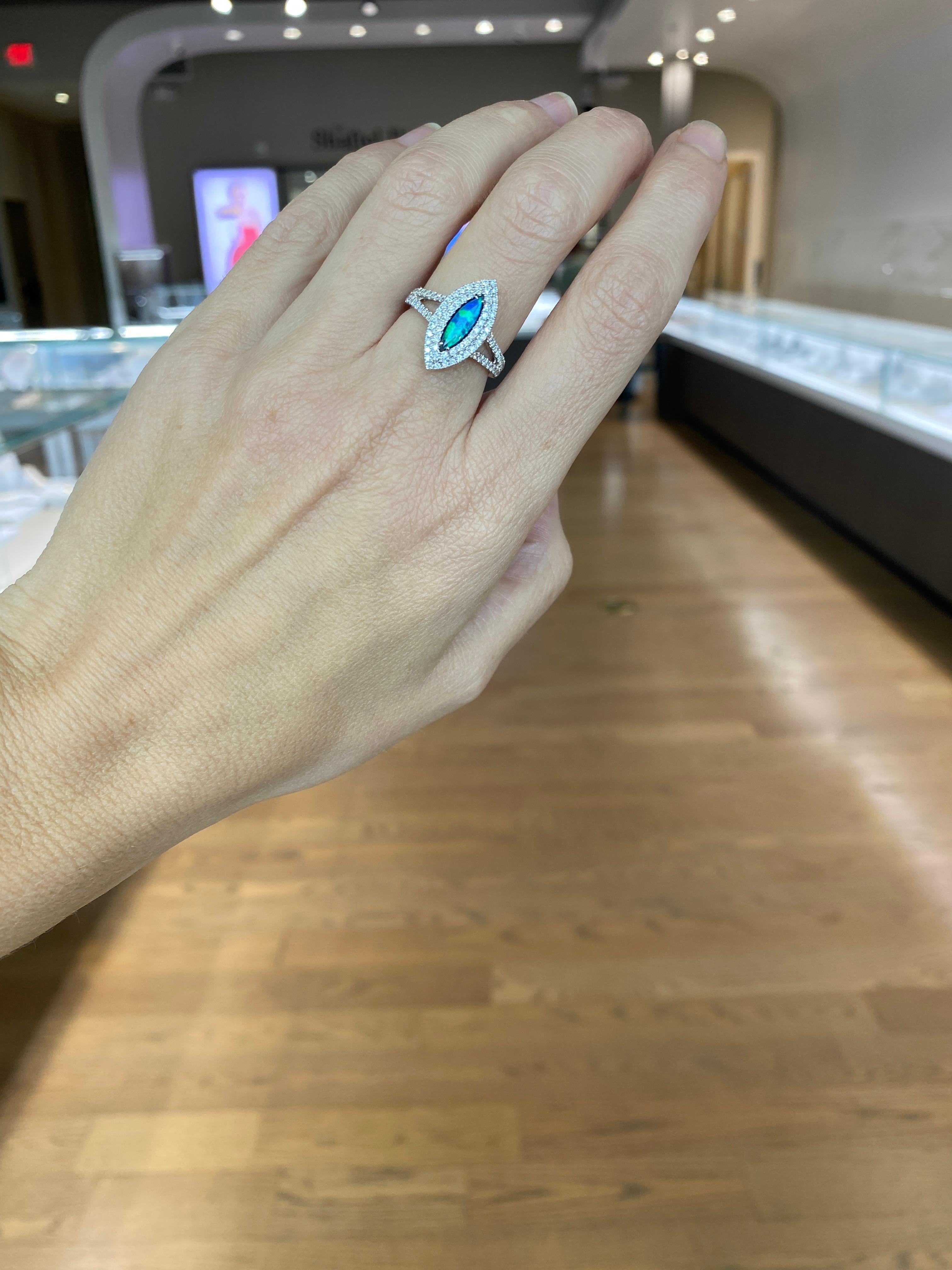 Australian Lightning Ridge Diamantring mit Marquise-Opal in Form eines Marquise-Opals und doppeltem Halo im Zustand „Neu“ im Angebot in Houston, TX