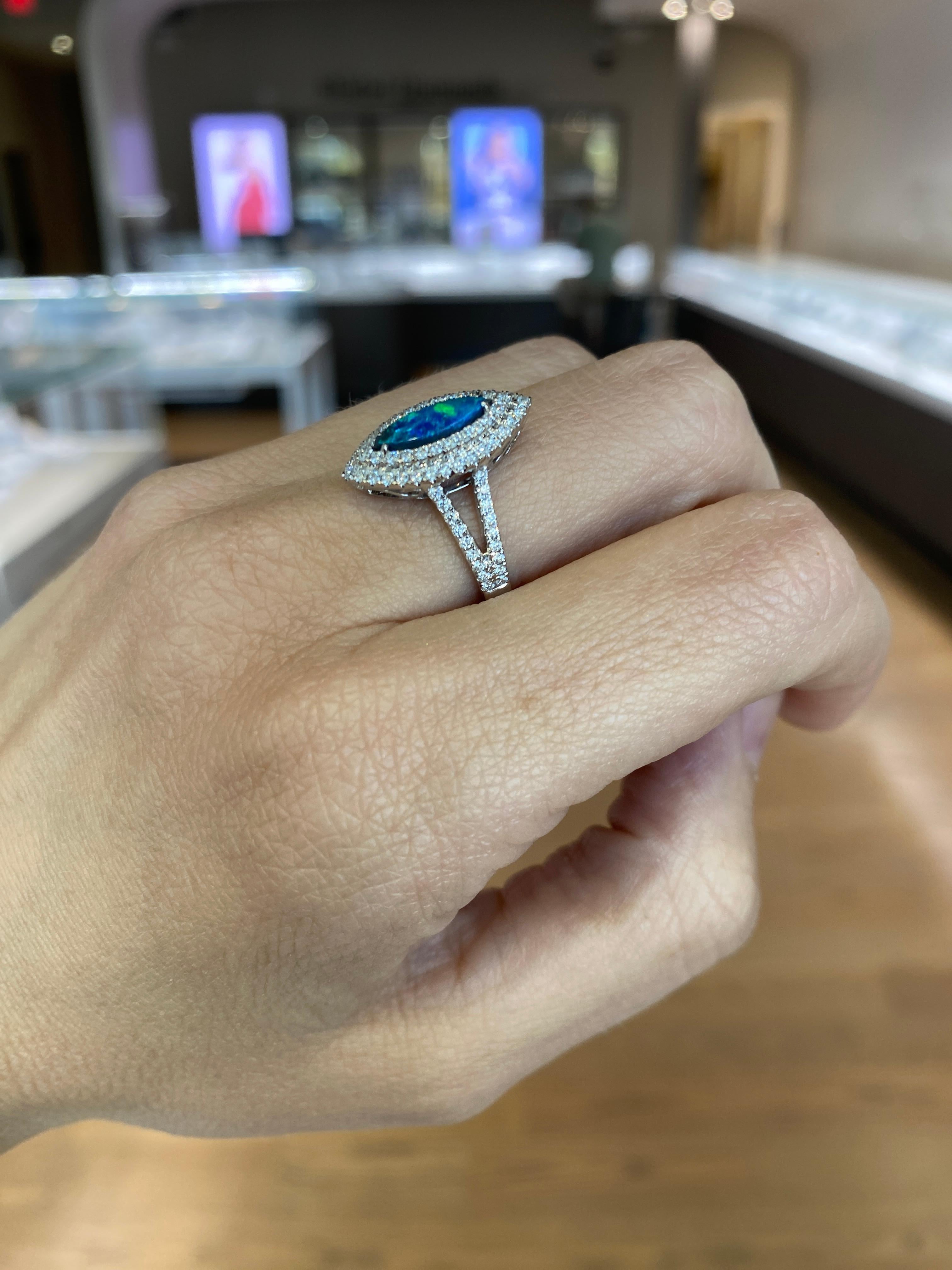 Australian Lightning Ridge Diamantring mit Marquise-Opal in Form eines Marquise-Opals und doppeltem Halo für Damen oder Herren im Angebot