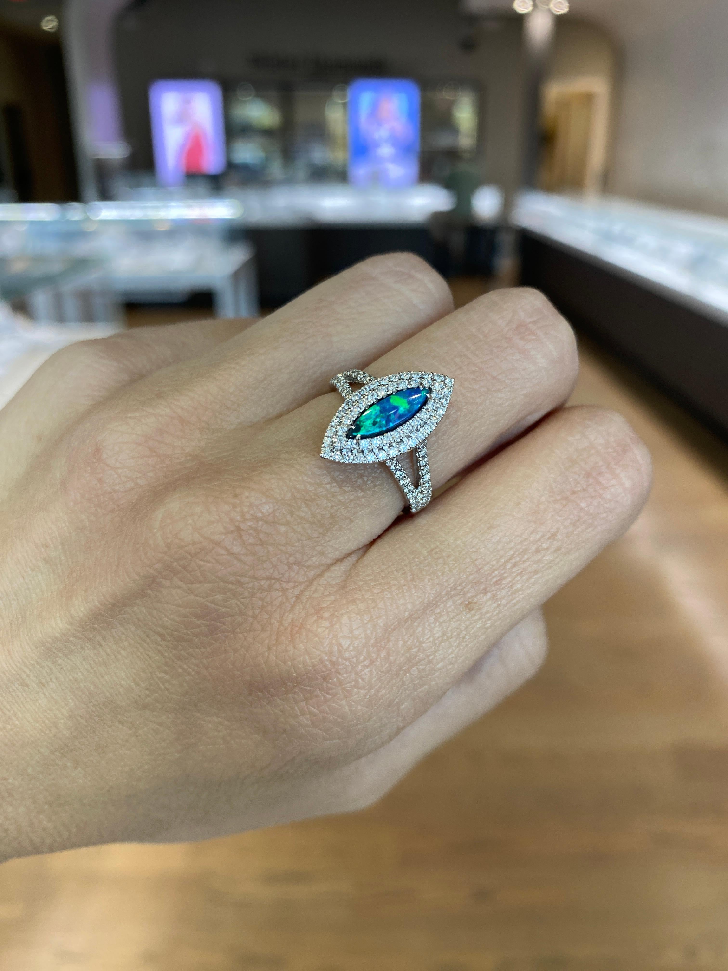 Australian Lightning Ridge Diamantring mit Marquise-Opal in Form eines Marquise-Opals und doppeltem Halo im Angebot 1