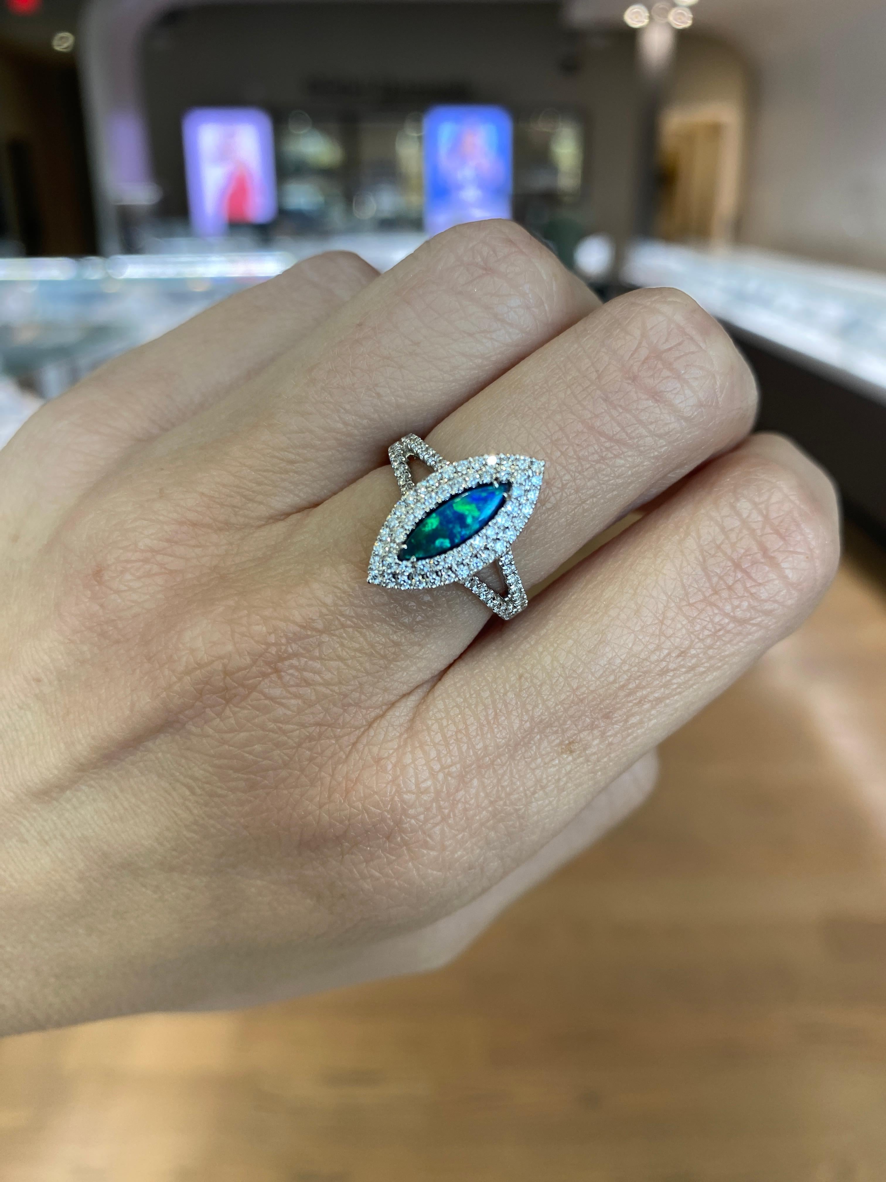 Australian Lightning Ridge Diamantring mit Marquise-Opal in Form eines Marquise-Opals und doppeltem Halo im Angebot 2