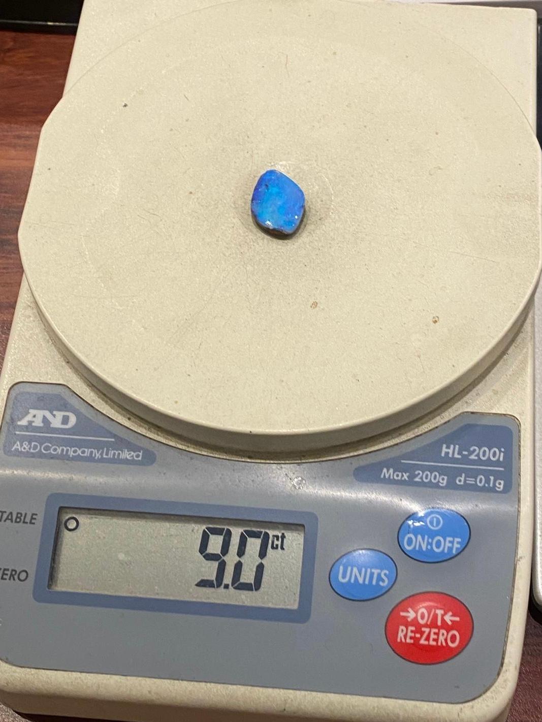 Cette opale de roche australienne en vrac est 
d'une valeur impressionnante de 9,00ct (21mm x 14mm)
affichant un spectre de couleurs superbe et vraiment unique

L'opale Boulder australienne est le deuxième type d'opale le plus précieux. 
Extrait des