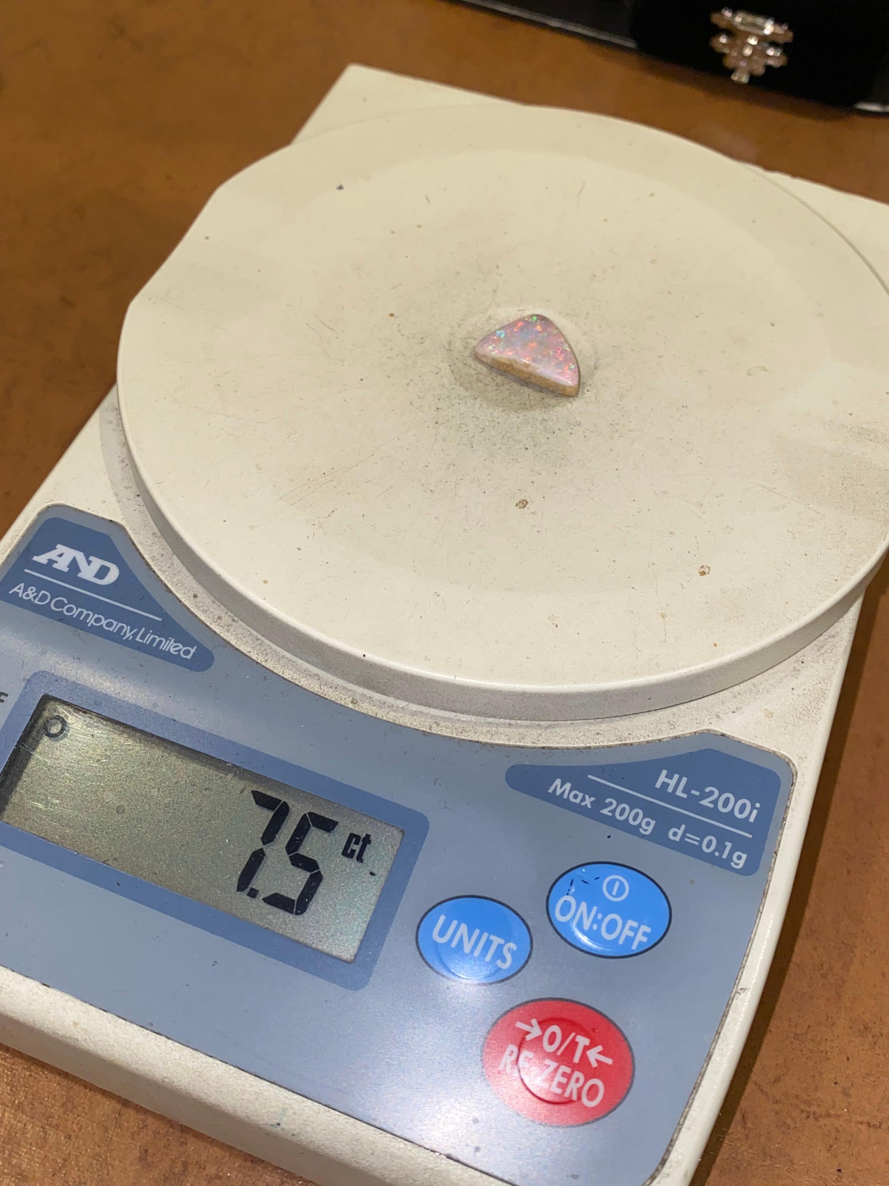 Australian Loose Solid Opal of 7.50ct (18mm x 15mm). Lightning Ridge. In Excellent Condition For Sale In MELBOURNE, AU