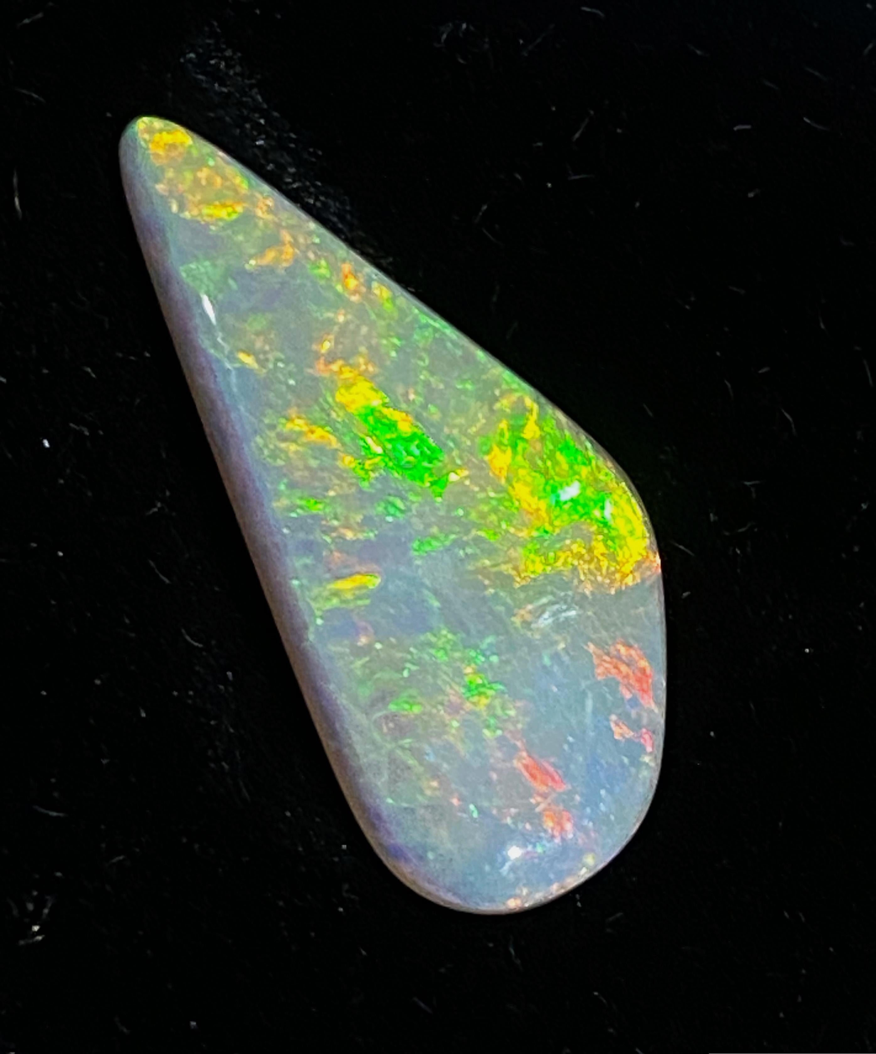 Dieser australische, lose, massive Opal ist 
von beeindruckenden 7,50ct (27mm x 12mm)
von Lightning Ridge

Mit einem wirklich einzigartigen Farbspektrum, 
mit auffälligen Blitzen 
orange-gelb, feurig-rot und leuchtend grün

Jeder Opal ist