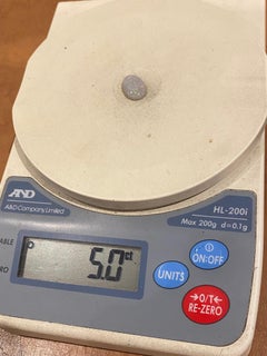 Opale solido australiano sfuso di 5,00ct (17mm x 11mm). Lightning Ridge.