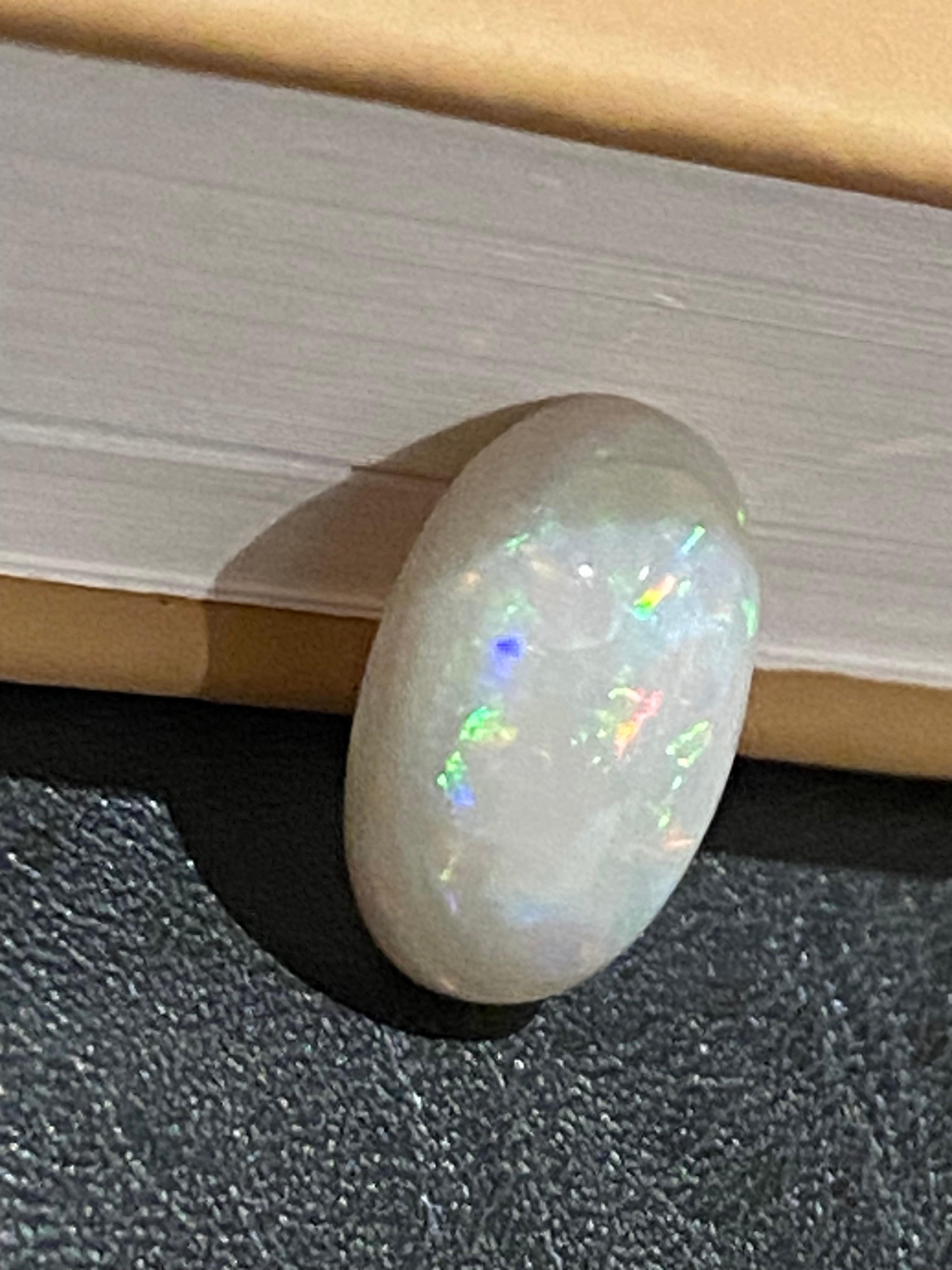 Australian Loose Solid Oval Opal of 5.00ct (17mm x 11mm). Lightning Ridge. In Excellent Condition For Sale In MELBOURNE, AU