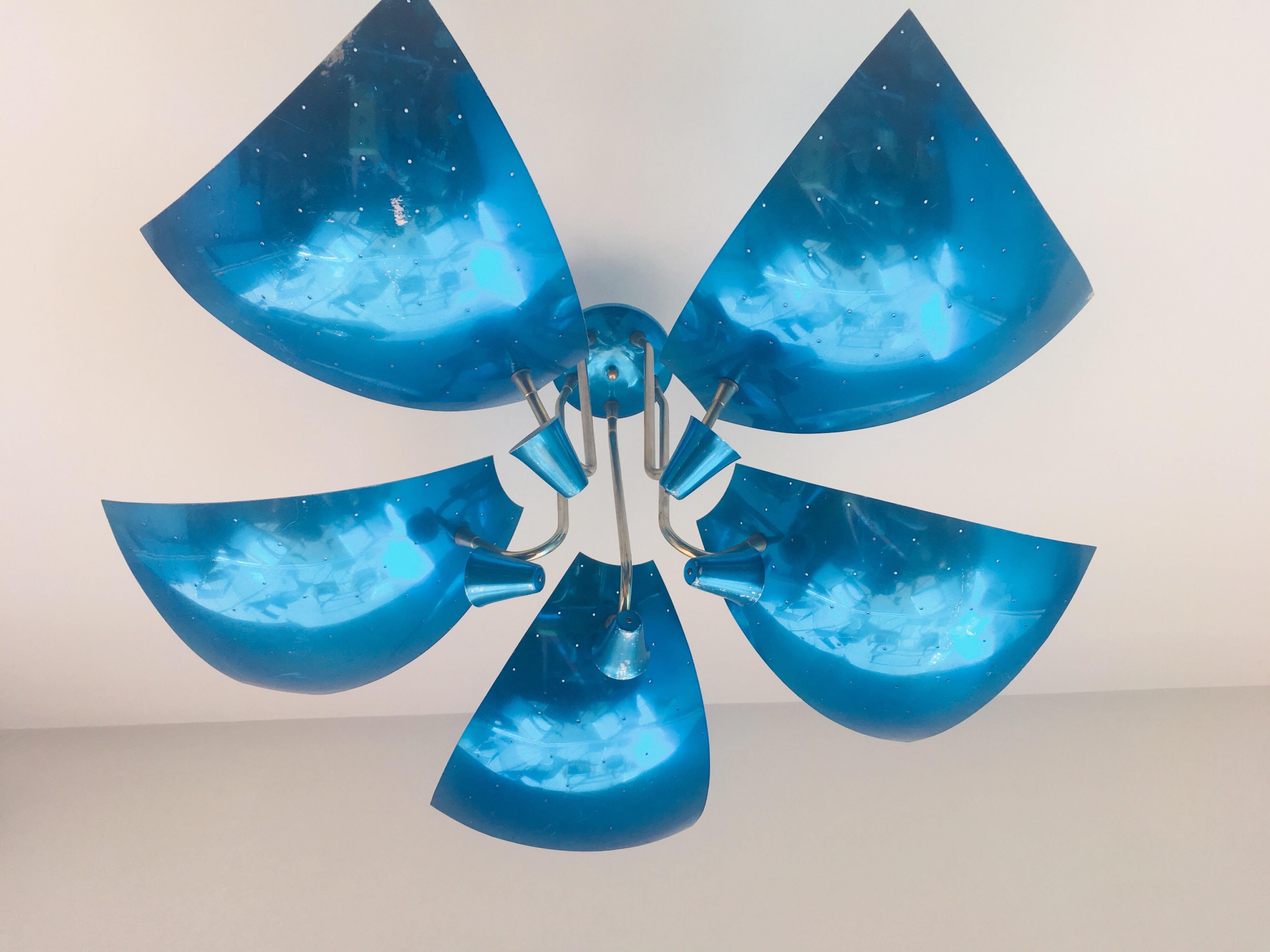 Australian midcentury rite lite ‘Mayflower‘ chandelier. Made in Melbourne, Australia, 1957. Presents in excellent original condition, minor wear commensurate with age.

This is the larger and most desirable variant in this range, and absolutely