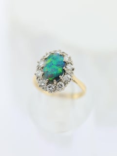 Bague en or jaune 18 carats ornée d'une opale noire naturelle d'Australie et de diamants