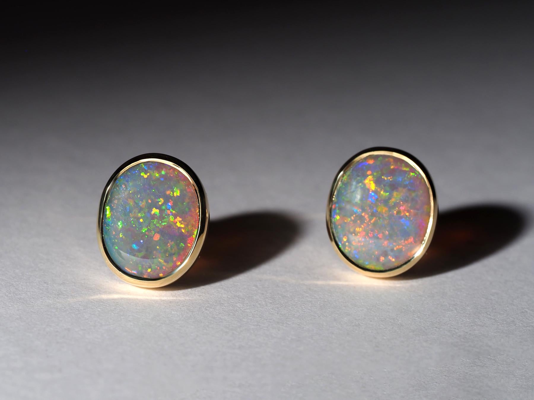Orecchini a perno in oro australiano 18K Opali naturali autentici in vendita 4