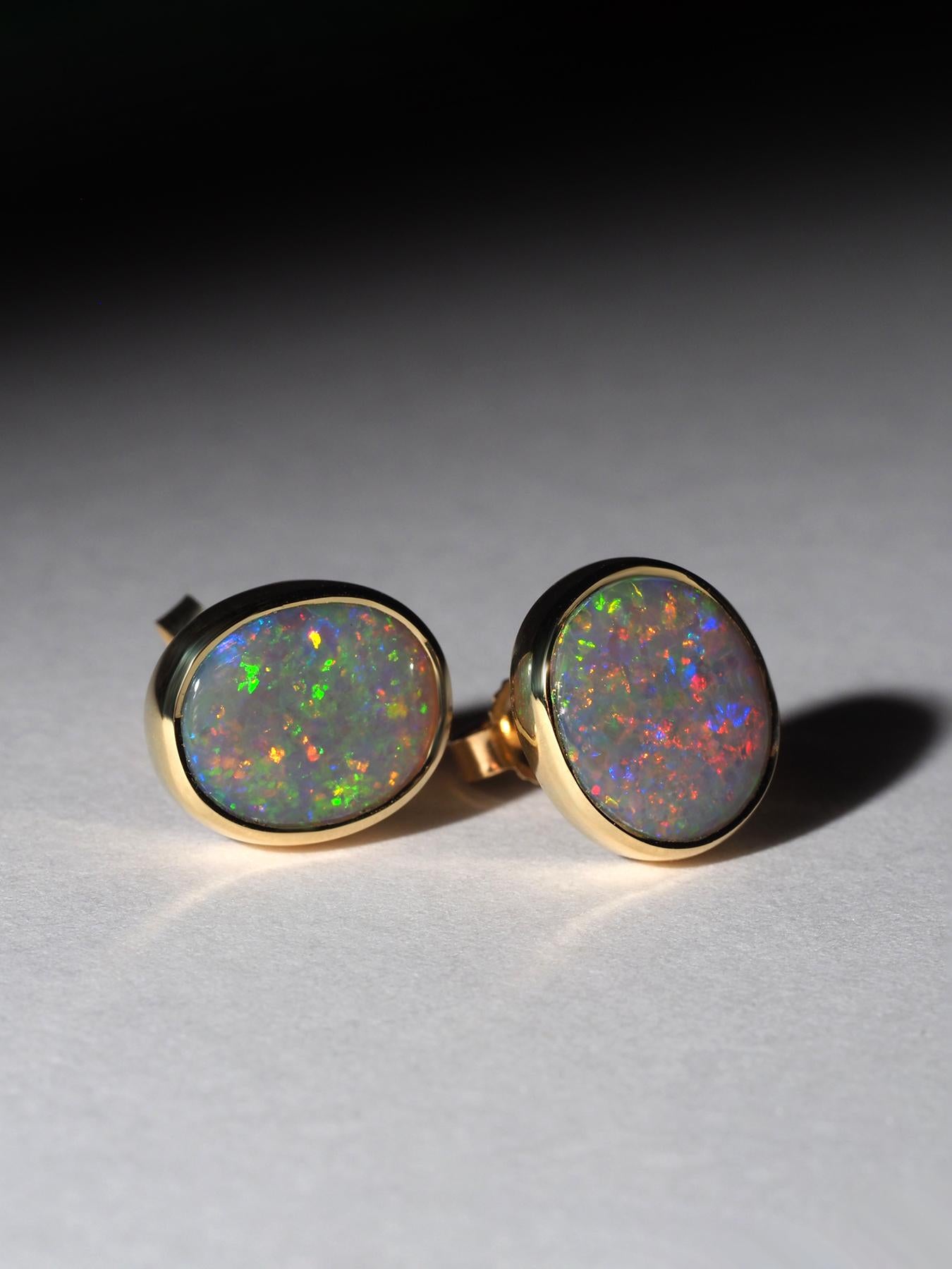 Orecchini con perno in oro giallo 18 carati con Opali camaleonte naturali
tono del corpo - N7, colori dell'opalescenza - rosso, blu, verde, giallo, arancione,  
origine dell'opale - Australia
peso degli orecchini - 2,6 grammi
Misure della pietra: