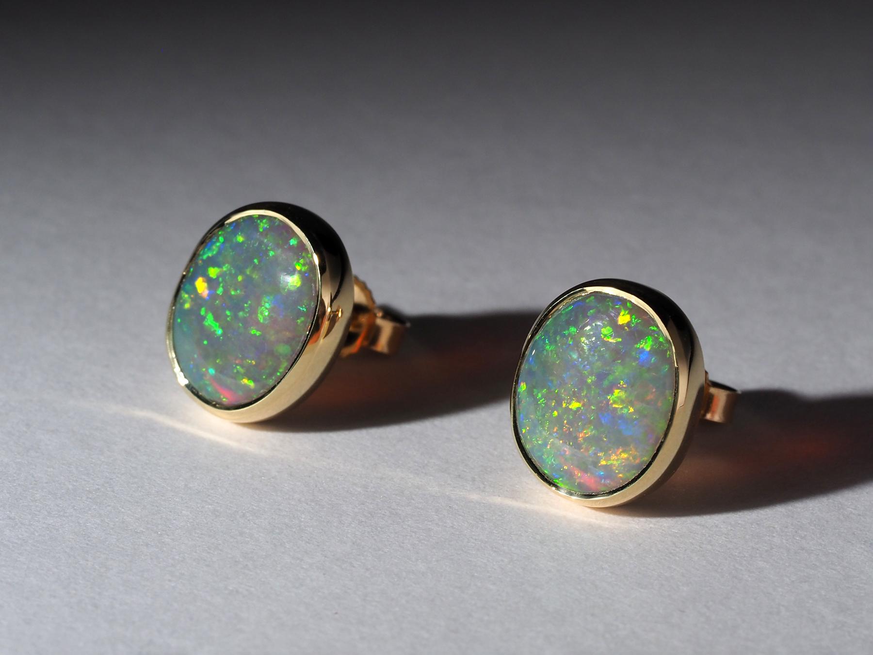 Artigiano Orecchini a perno in oro australiano 18K Opali naturali autentici in vendita