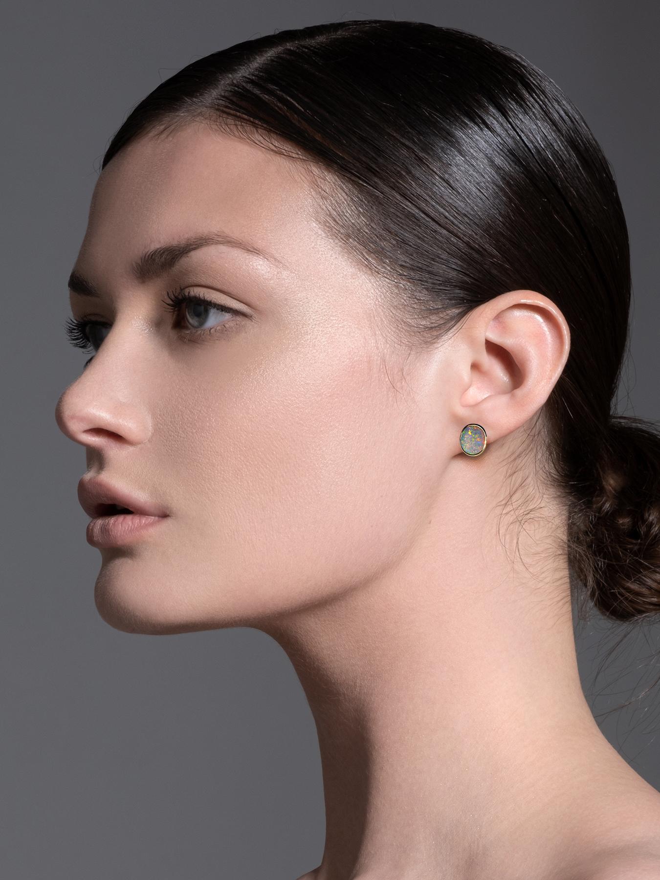 Artigiano Orecchini a perno in oro australiano 18K Opali naturali autentici in vendita