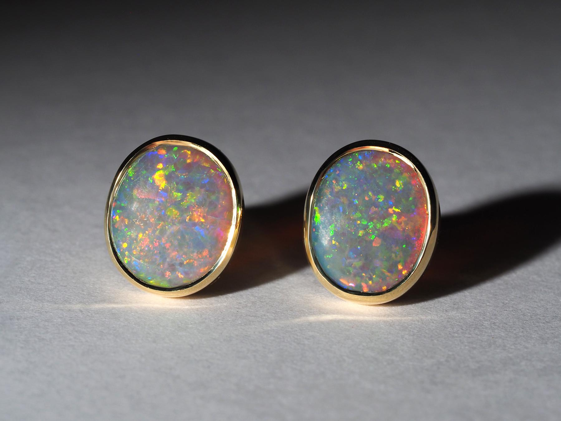 Orecchini a perno in oro australiano 18K Opali naturali autentici in vendita 1