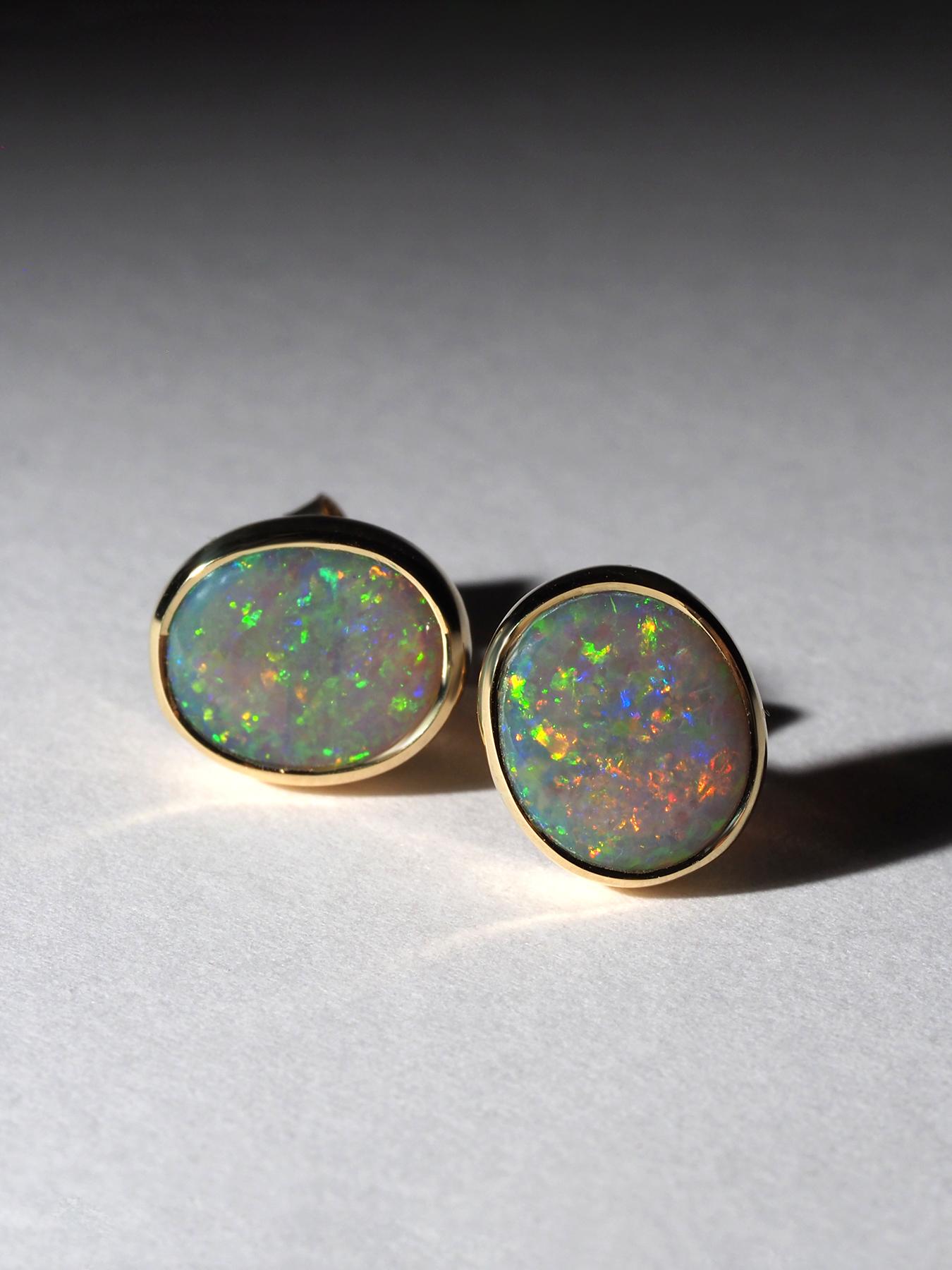 Orecchini a perno in oro australiano 18K Opali naturali autentici in vendita 3