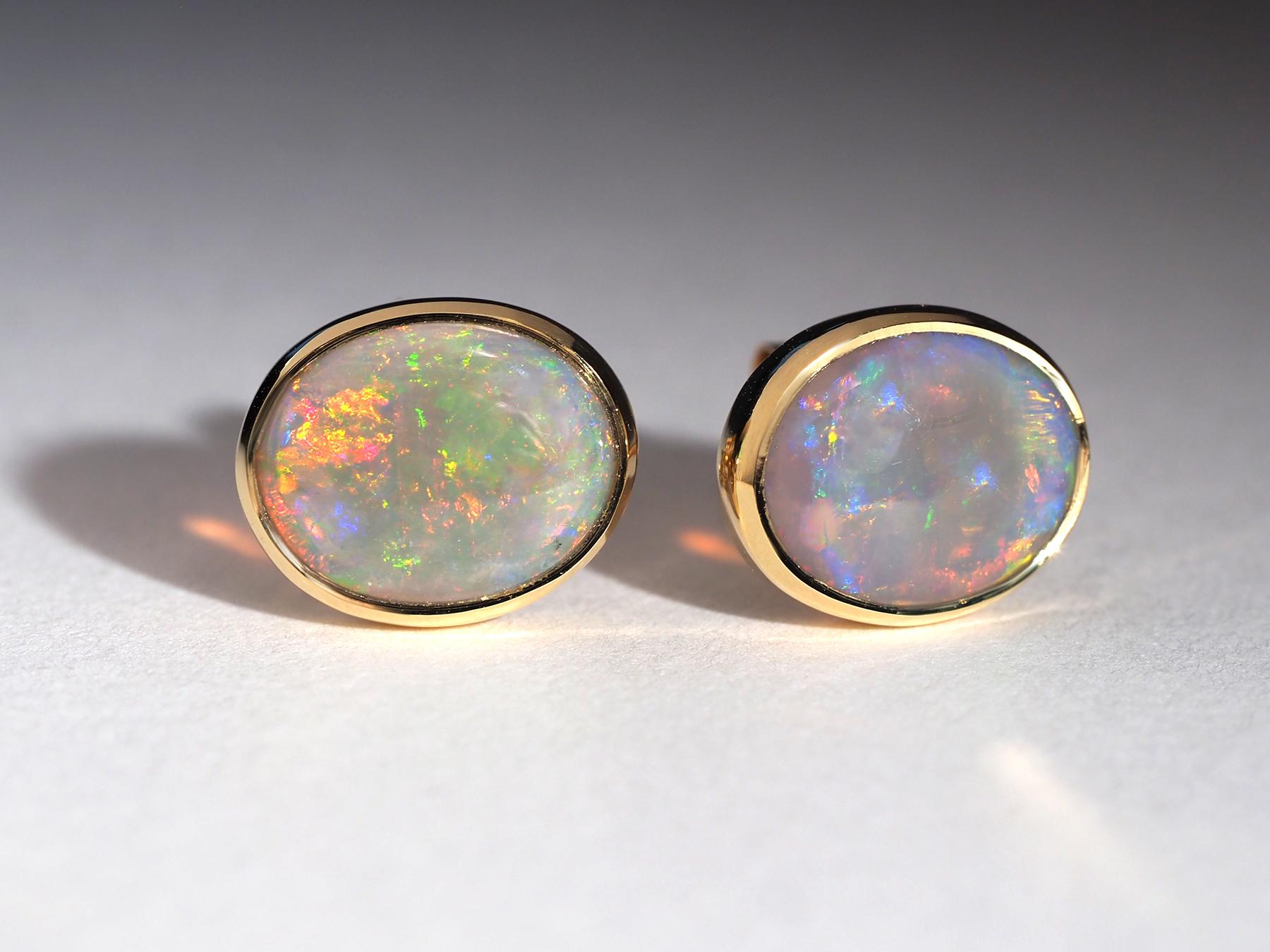 Orecchini con perno in oro giallo 18K con Opali Preziose naturali
colori dell'opalescenza - rosa, blu, verde, giallo, arancione  
Origine degli opali - Australia
peso degli orecchini - 2,45 grammi
Misure della pietra: 8 x 10 mm