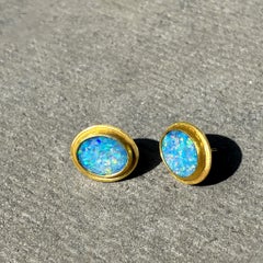 Ovale gerahmte Ohrstecker mit australischem Opal 22k Gold, Petra Class 2025