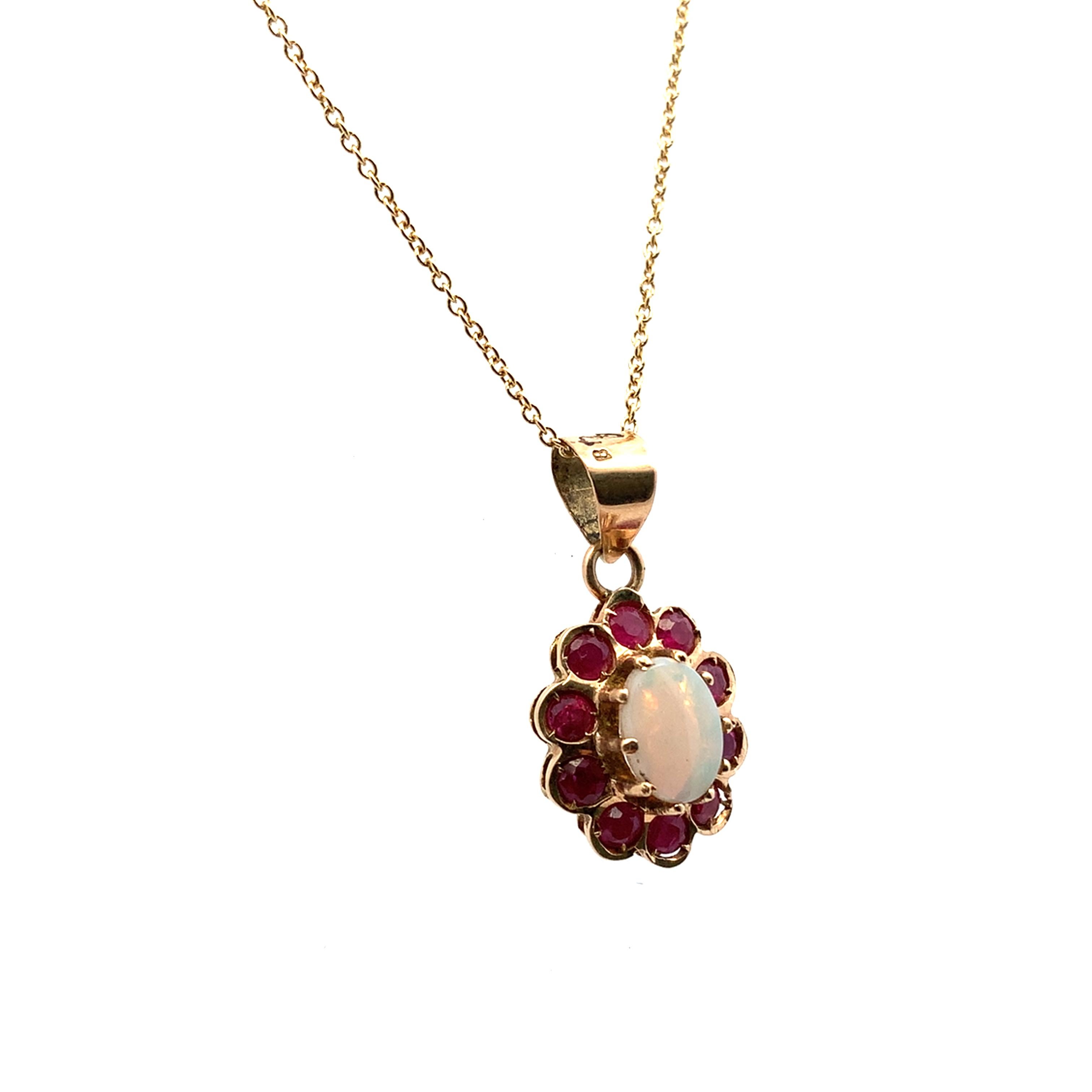 Taille ovale Collier pendentif halo en opale australienne et grenat or jaune en vente