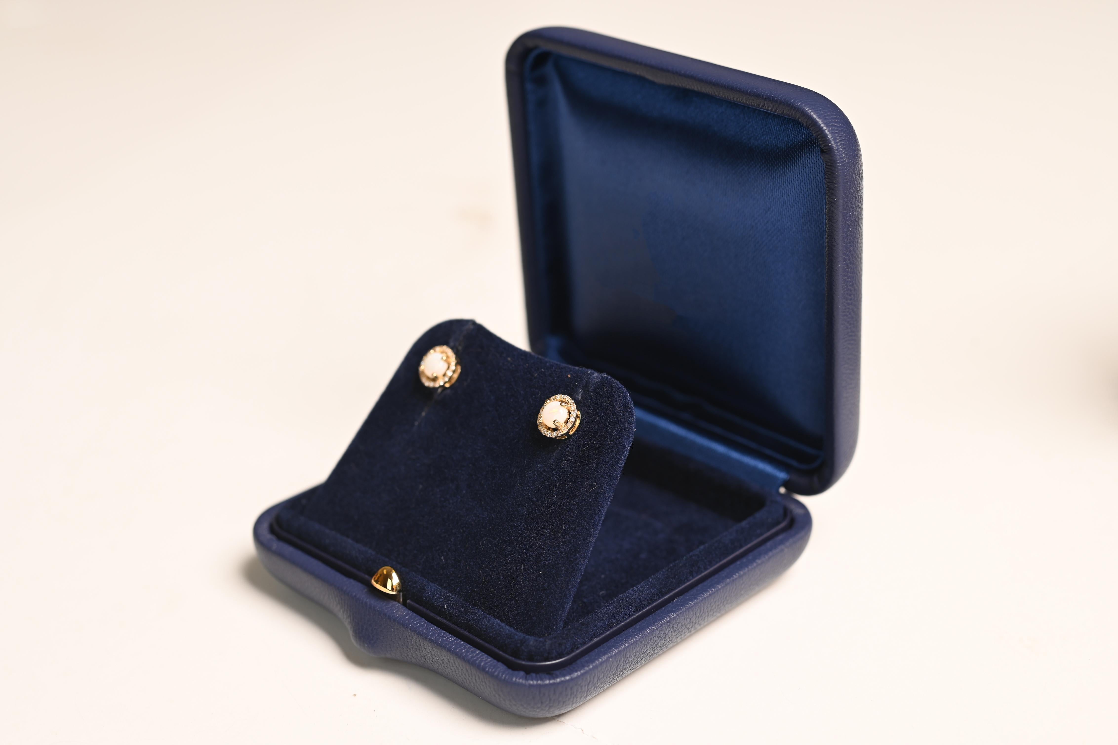 Art déco Opale australienne (environ 0,5 carat) avec halo de diamants, or jaune 14 carats en vente