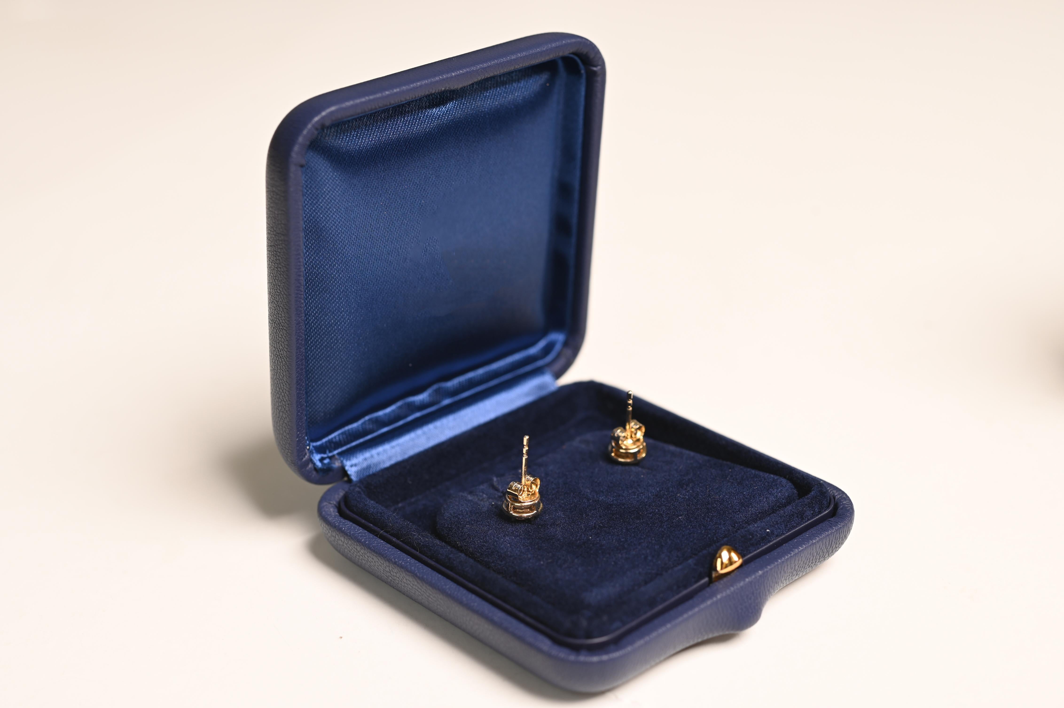 Non taillé Opale australienne (environ 0,5 carat) avec halo de diamants, or jaune 14 carats en vente