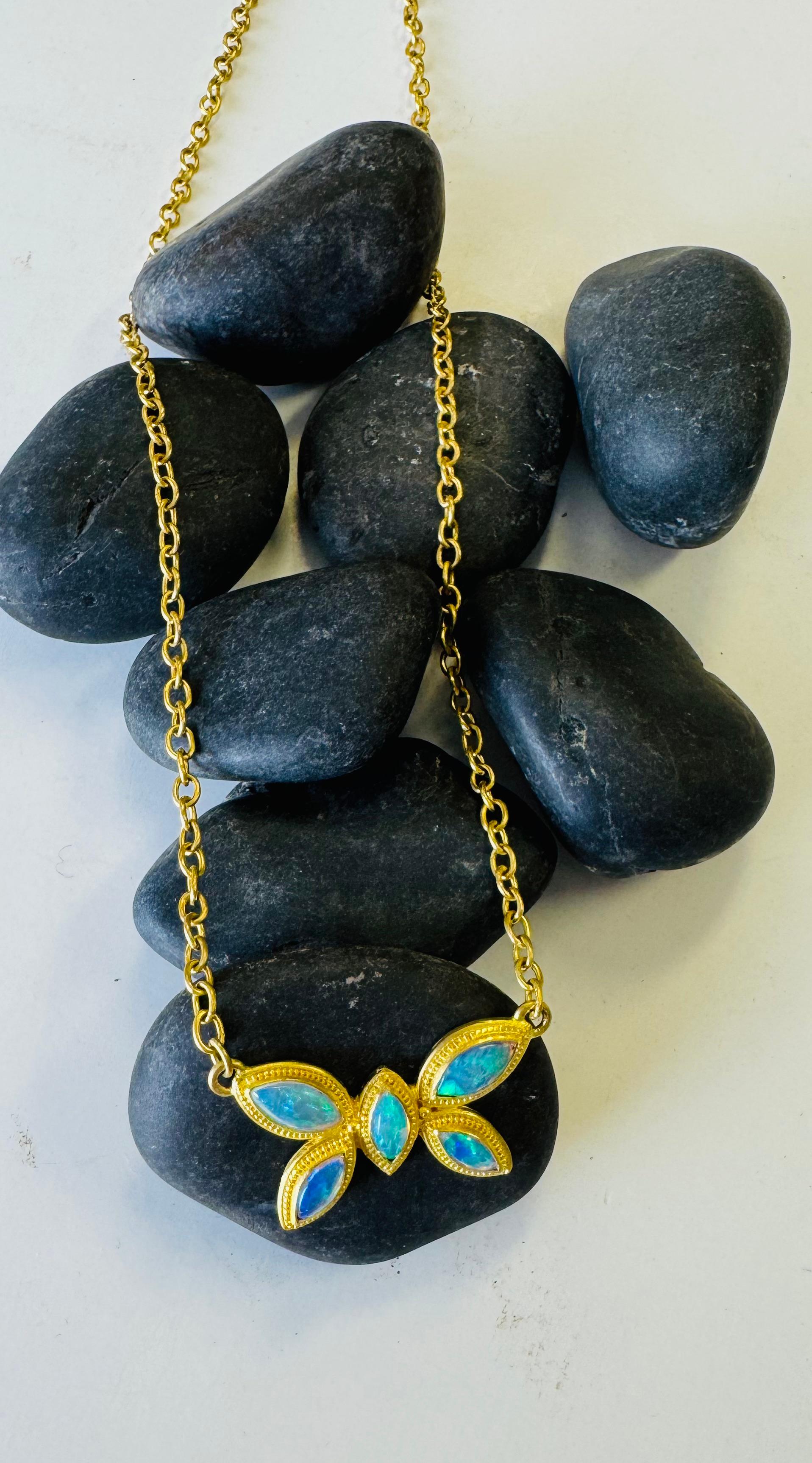Collier papillon en opale australienne en or 22 carats Neuf - En vente à New York, NY