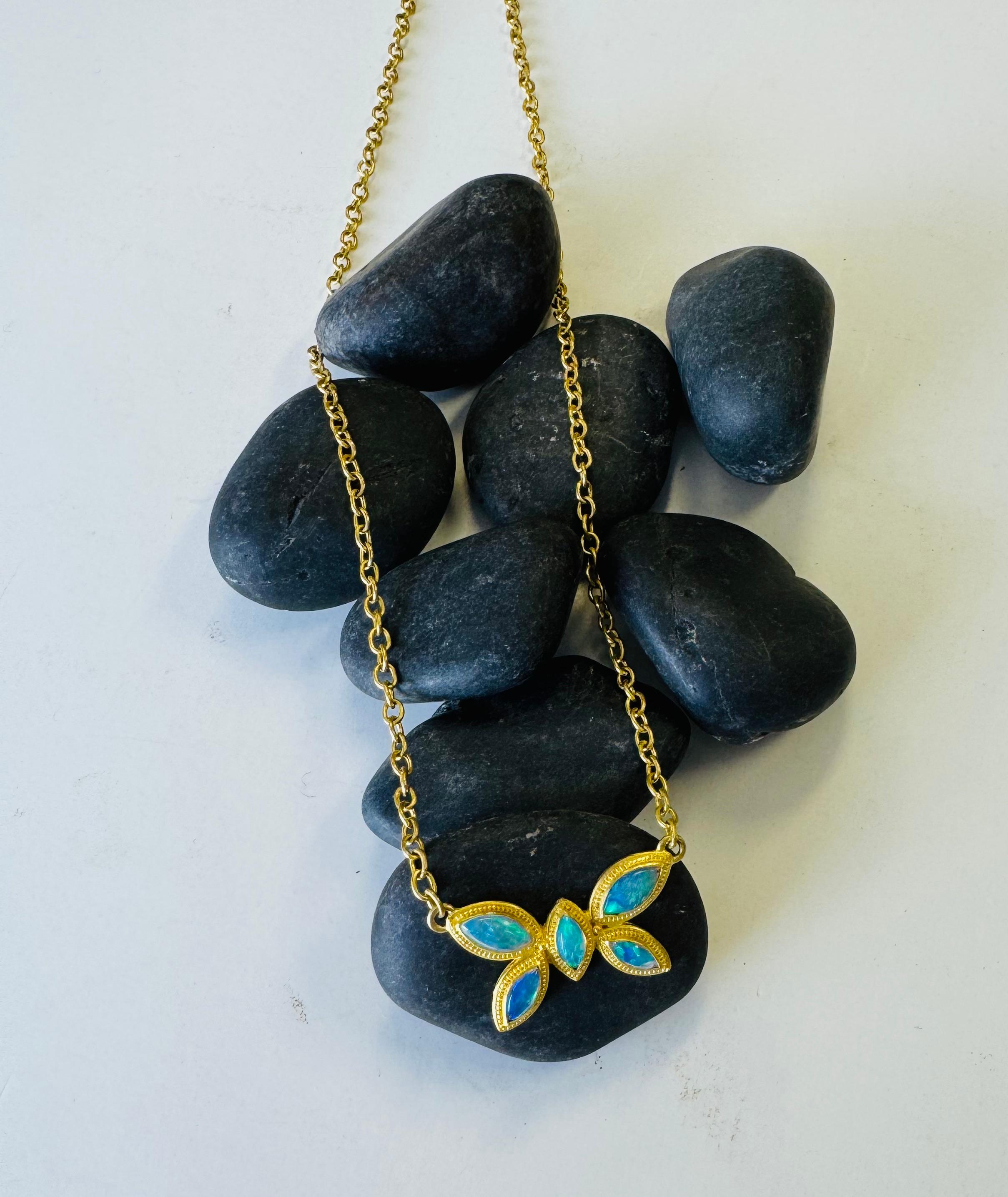 Collier papillon en opale australienne en or 22 carats Pour femmes en vente