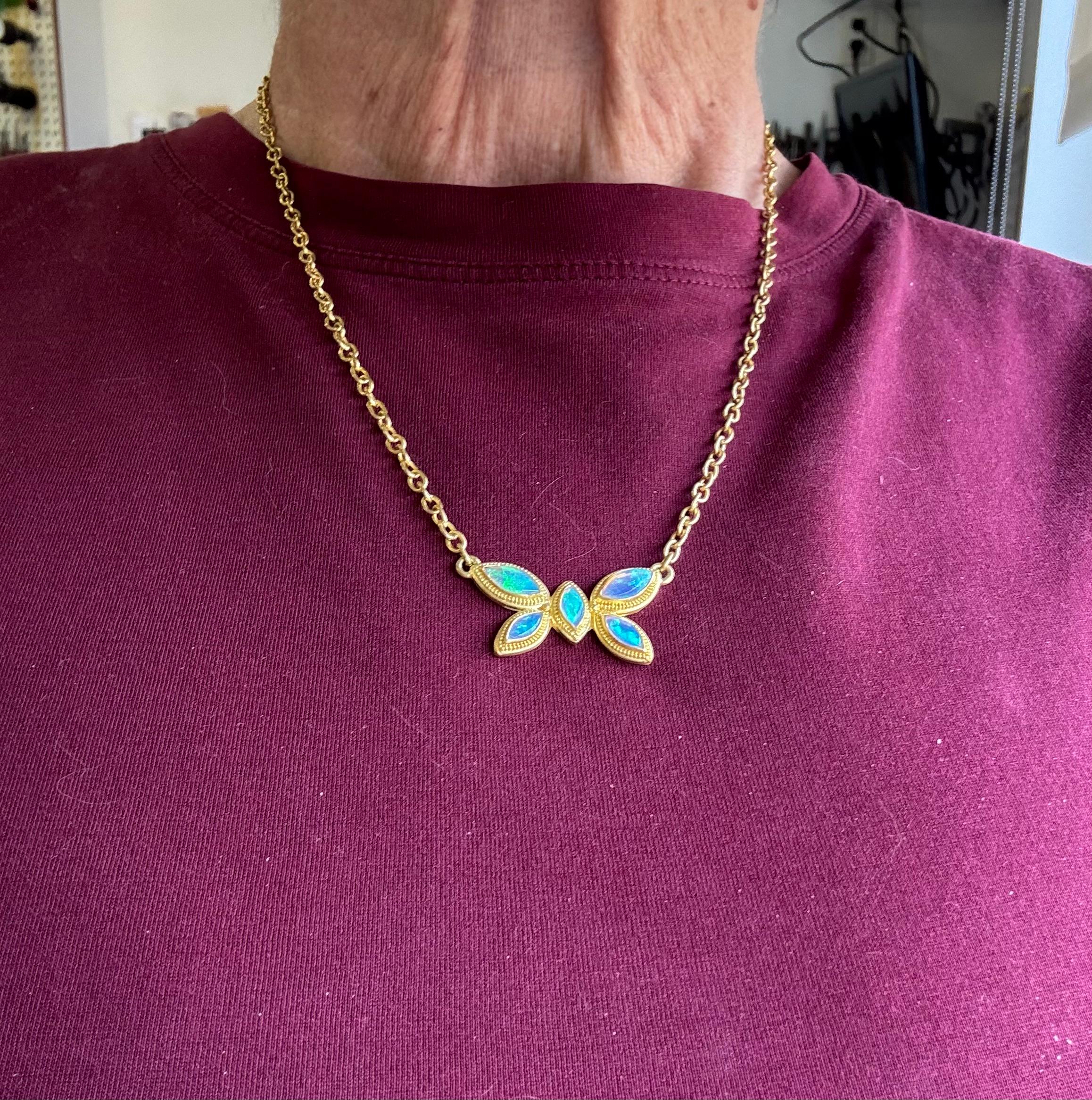 Collier papillon en opale australienne en or 22 carats en vente 1