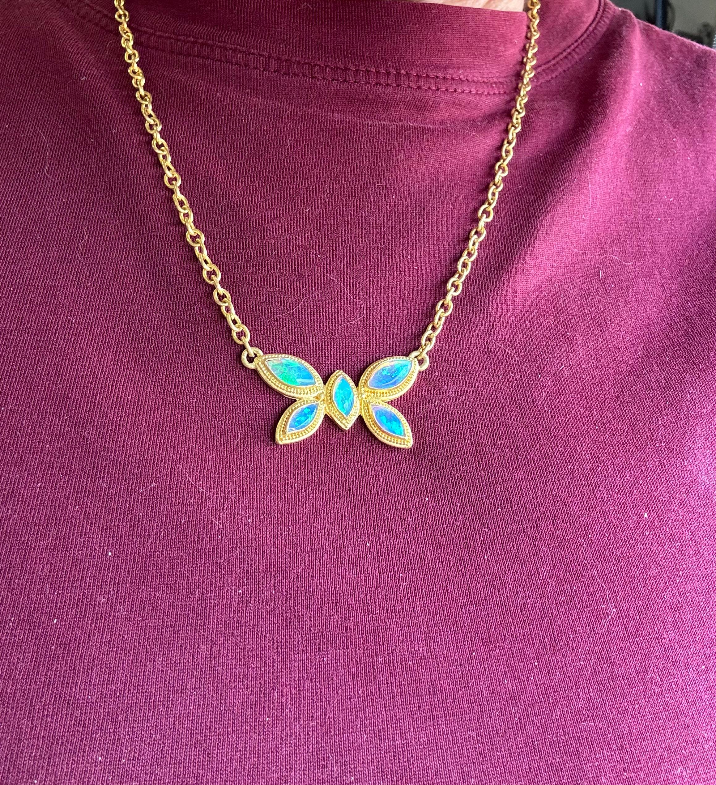 Collier papillon en opale australienne en or 22 carats en vente 2