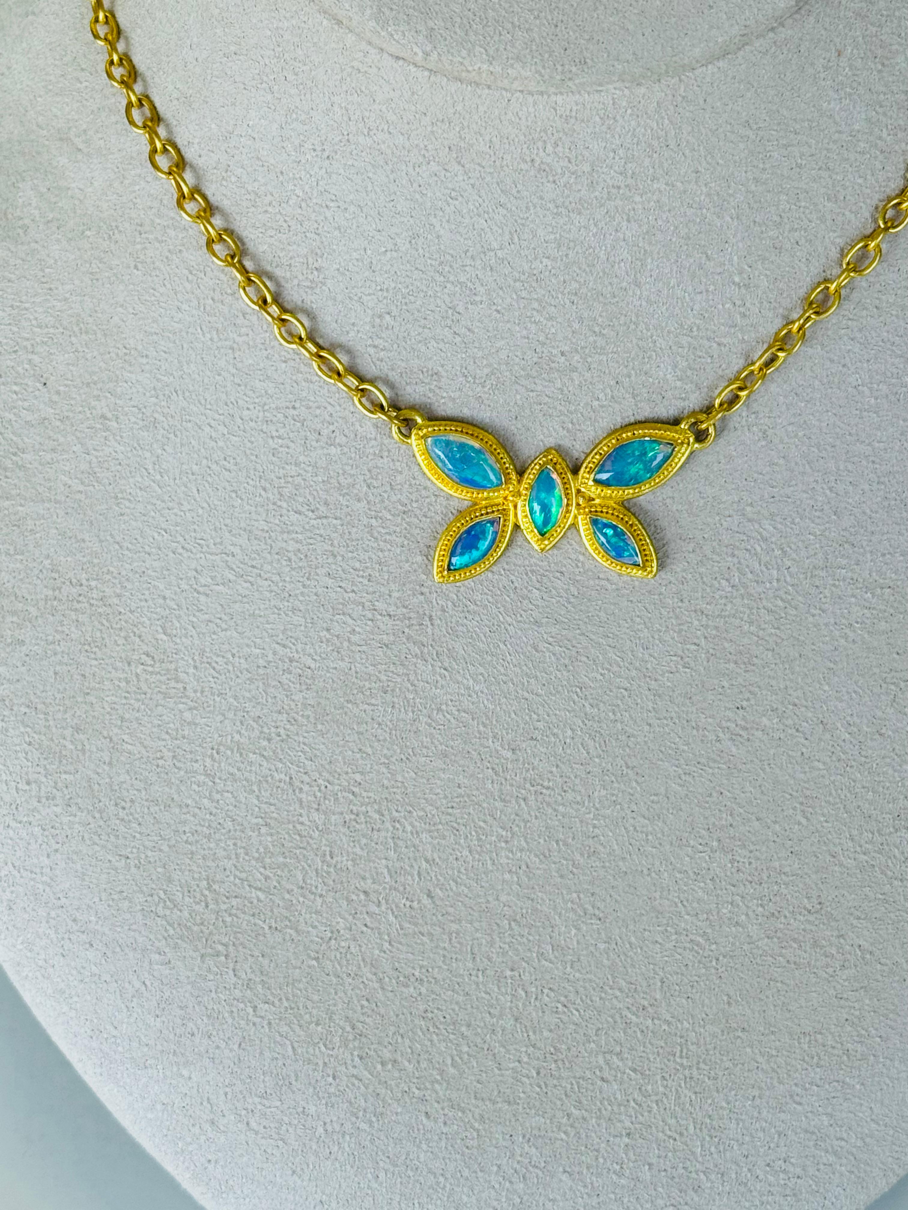 Collier papillon en opale australienne en or 22 carats en vente 3