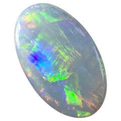 Opale australienne cabochon 8,17 carats Opalescence multicolore pierre blanche nacrée