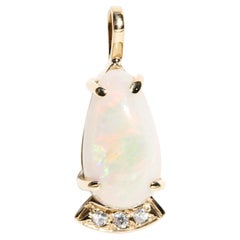 Pendentif vintage en or jaune 9 carats avec opale d'Australie cabochon et trois diamants