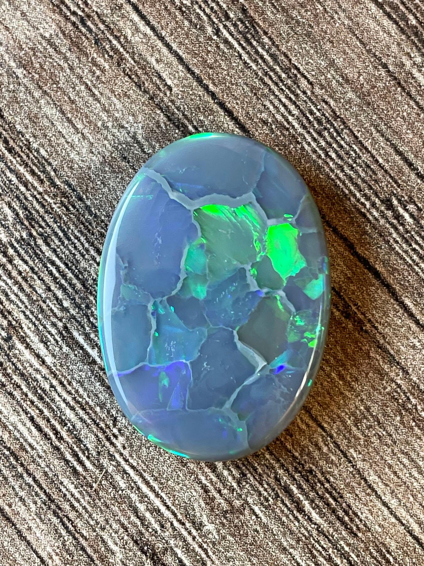 Un grand cabochon d'opale naturelle australienne avec un motif inhabituel 

origine de l'opale - Australie

poids de la pierre - 12,50 carats

mesures de la pierre - 0.63 х 0.94 in / 16 х 24 mm