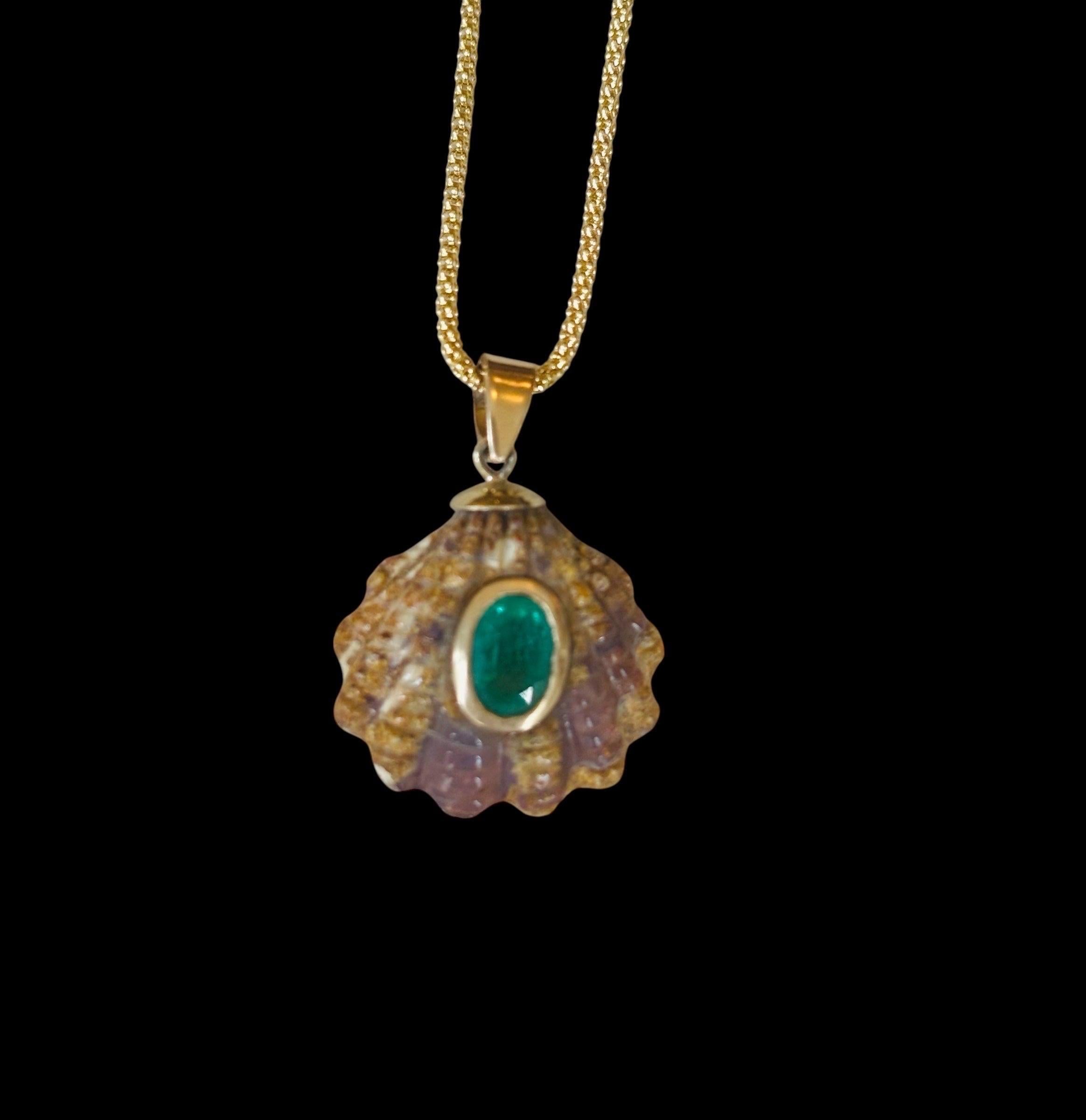 Ciondolo con conchiglia di opale australiano

Opale australiano, smeraldo, oro 14k

Opale australiano intagliato, diametro 12 mm con uno splendido smeraldo ovale centrale di 7x5 mm con castone in oro.

Questo opale è stato estratto nel Queensland,