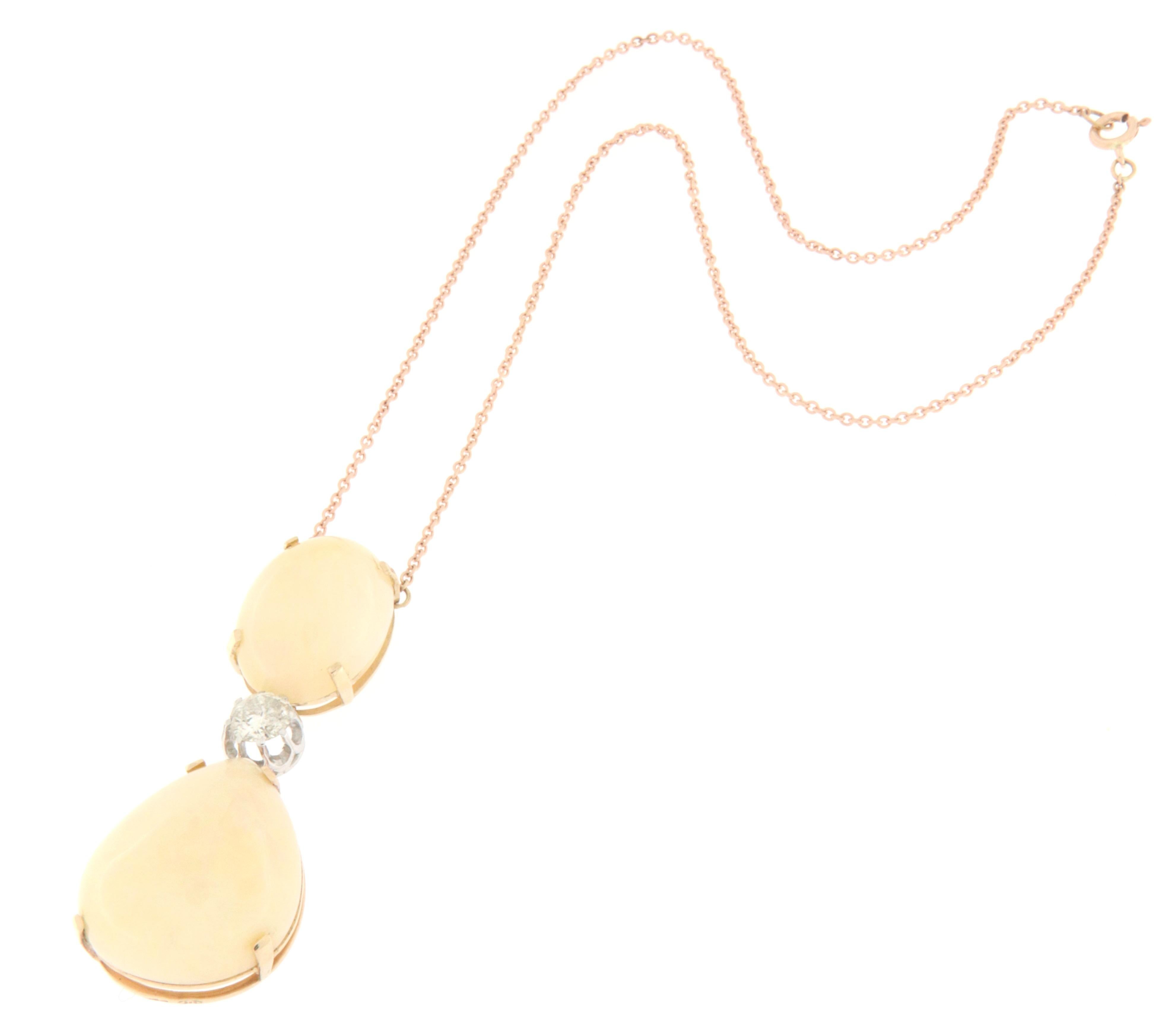  Halskette mit Anhänger aus 14 Karat Gelbgold mit australischem Opal und Diamant (Brillantschliff) im Angebot