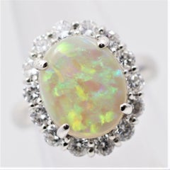 Australischer Platinring mit Opal und Diamant-Halo