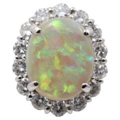 Bague en platine avec opale australienne et halo de diamants