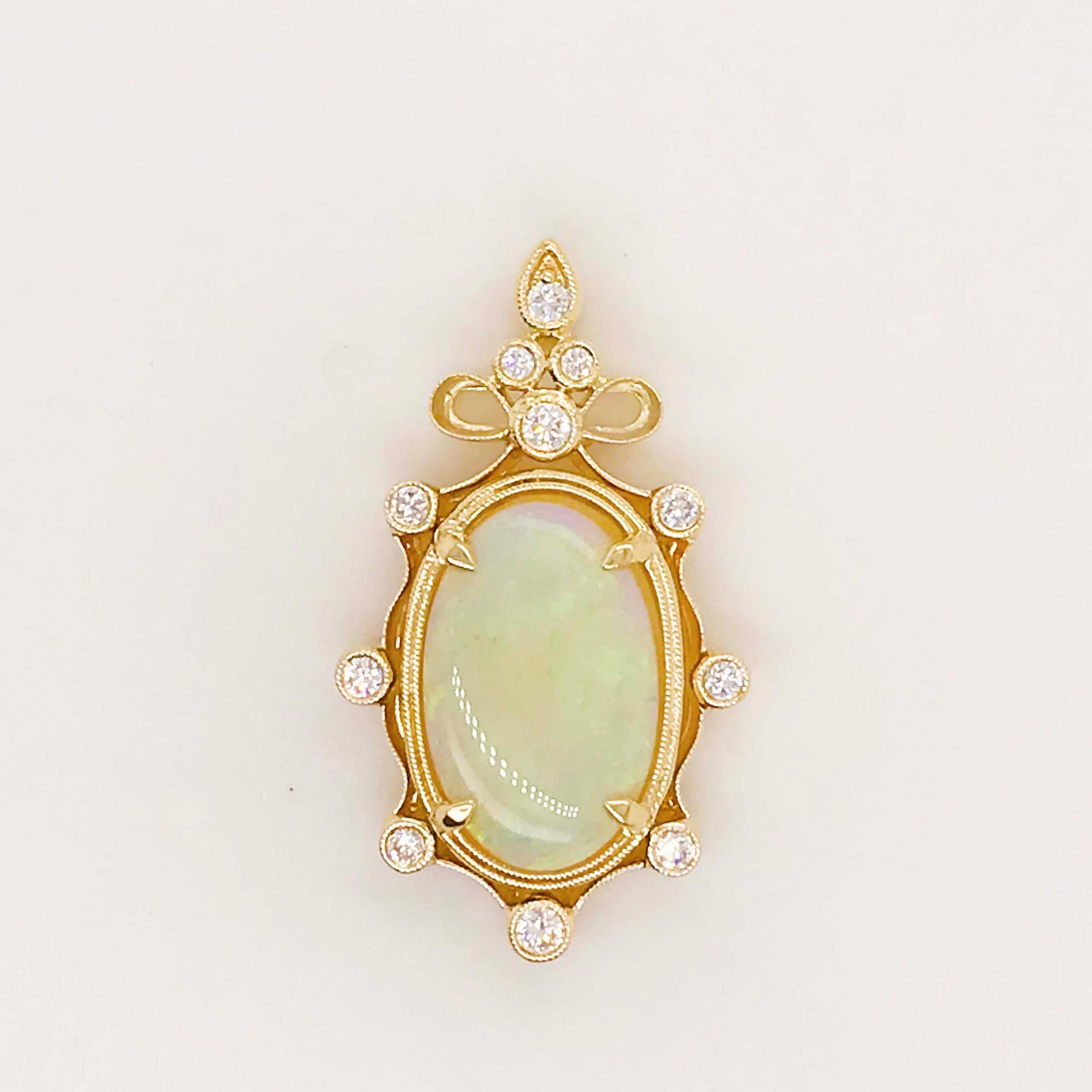 Ein atemberaubender australischer Opal in einer einzigartigen Designer-Fassung! Dieser kühne Anhänger besteht aus einem ovalen australischen Opal, der in vier spitzen Zacken gefasst ist und von einem floralen Perlenkettenmuster eingerahmt wird.