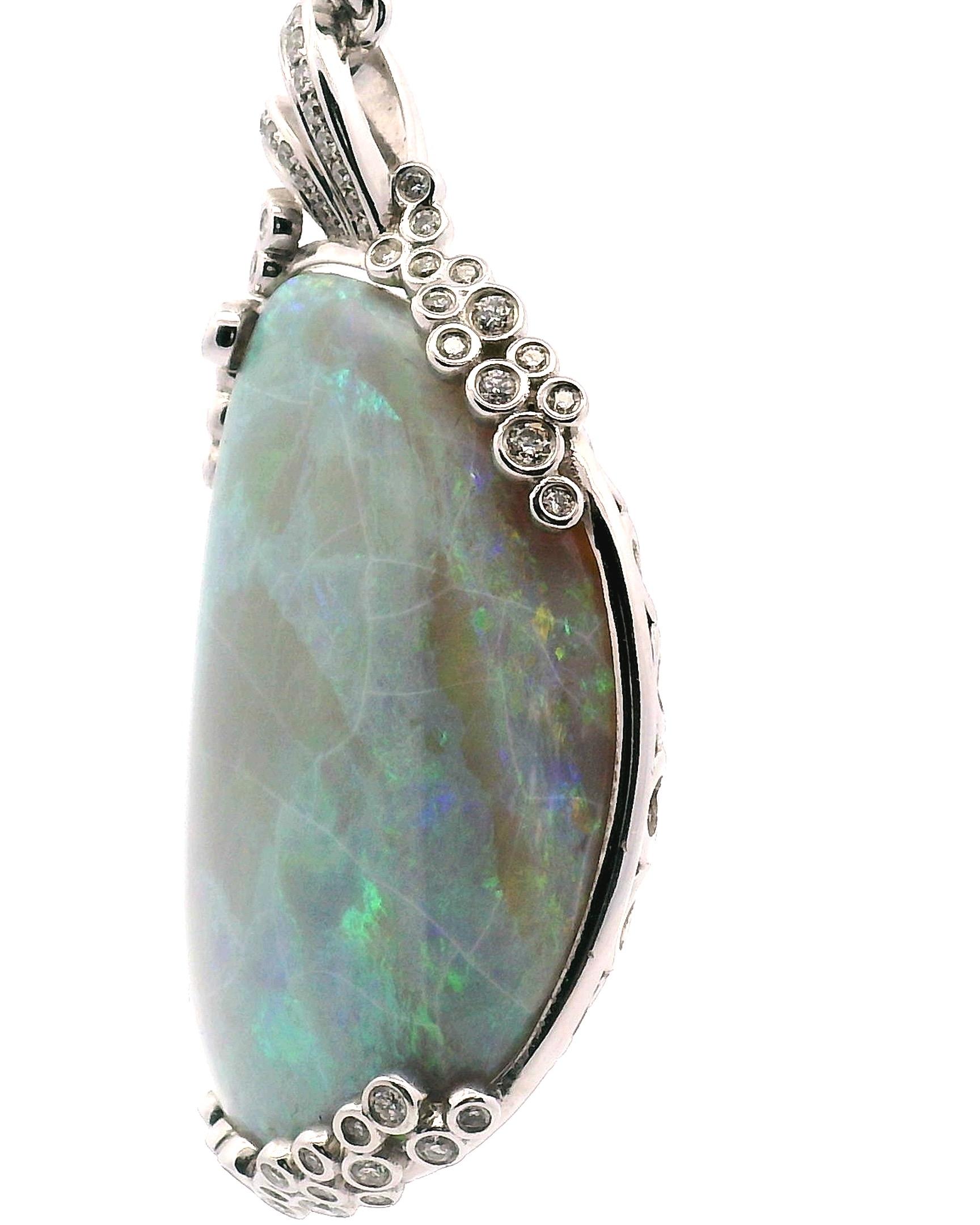 Australian Opal & Diamond Pendant In condizioni buone in vendita a Sausalito, CA
