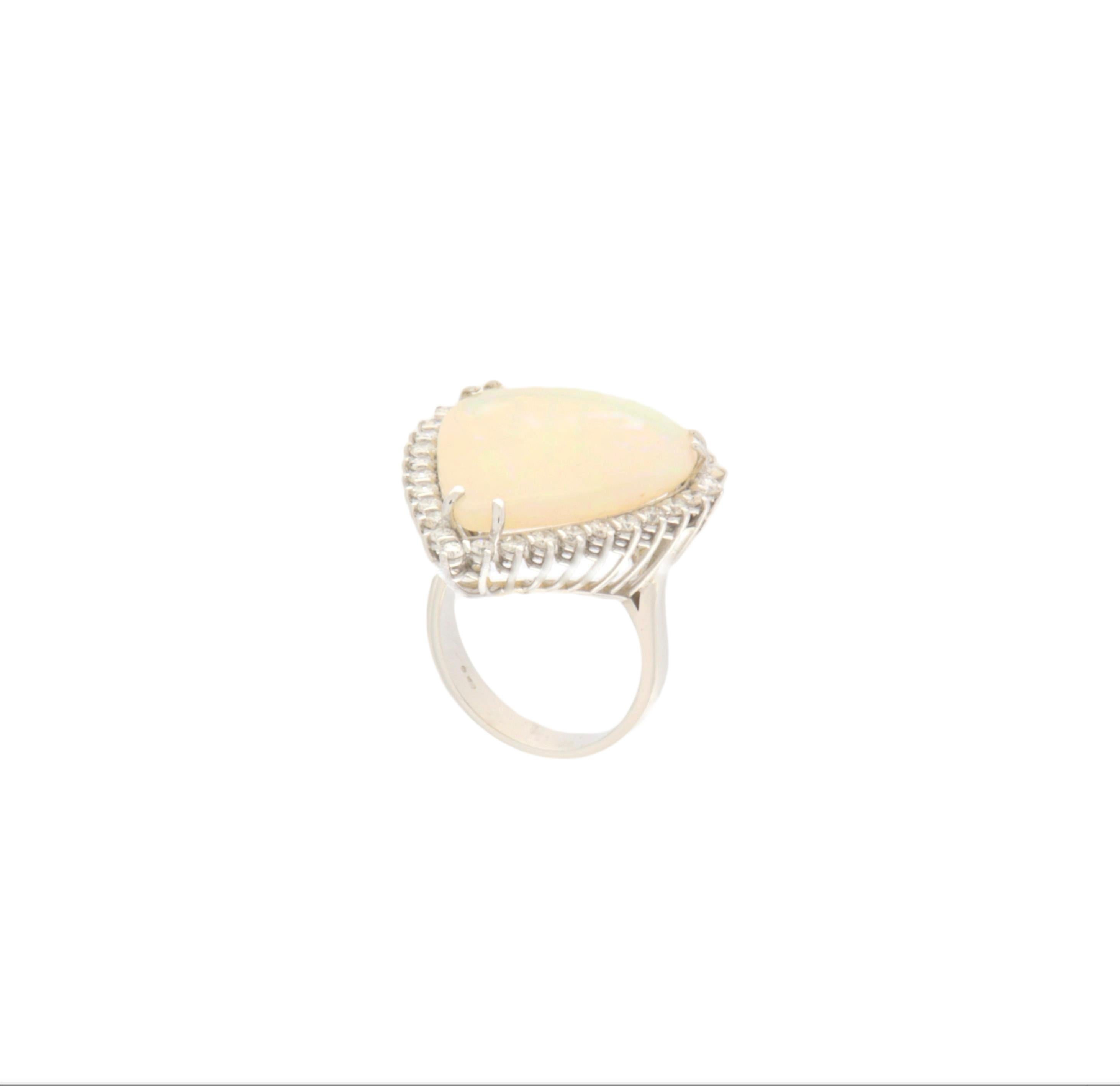 This exquisite 18-karat white gold ring is a true masterpiece, the result of meticulous craftsmanship. The refined design and timeless elegance are highlighted by the main star: a rare and beautiful Australian opal. This natural gemstone stands out