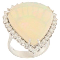 Anillo de cóctel de oro blanco de 18 quilates con ópalo australiano y diamantes